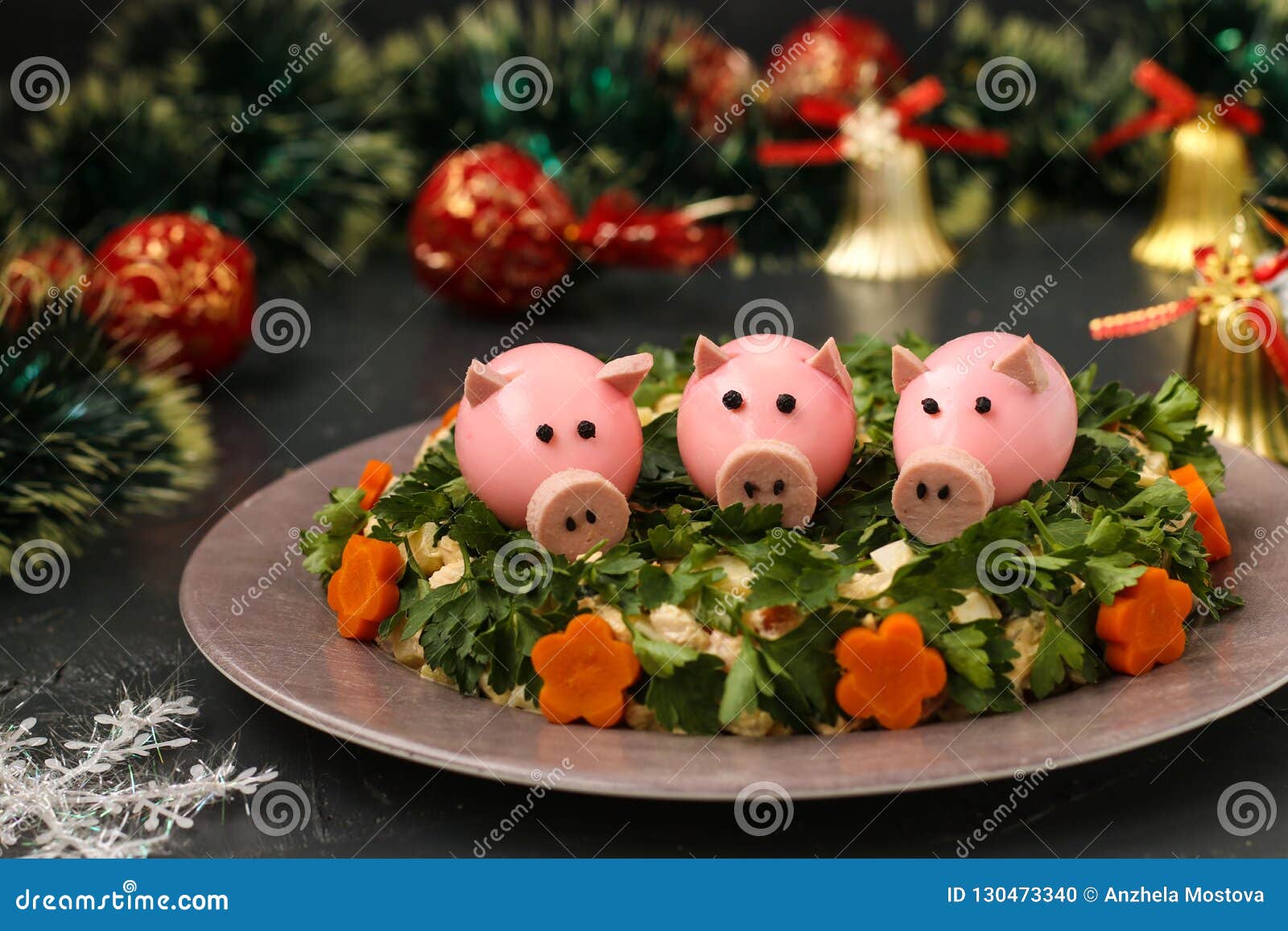 Festlicher Salat Verzierte Schweine Des Gekochten Eies Stockfoto - Bild ...