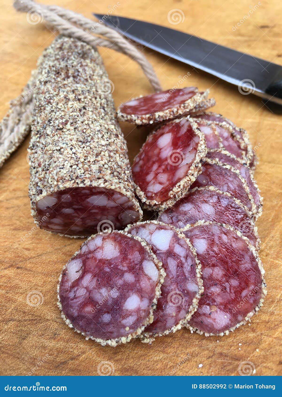 Fette di salame con pepe pronto da mangiare