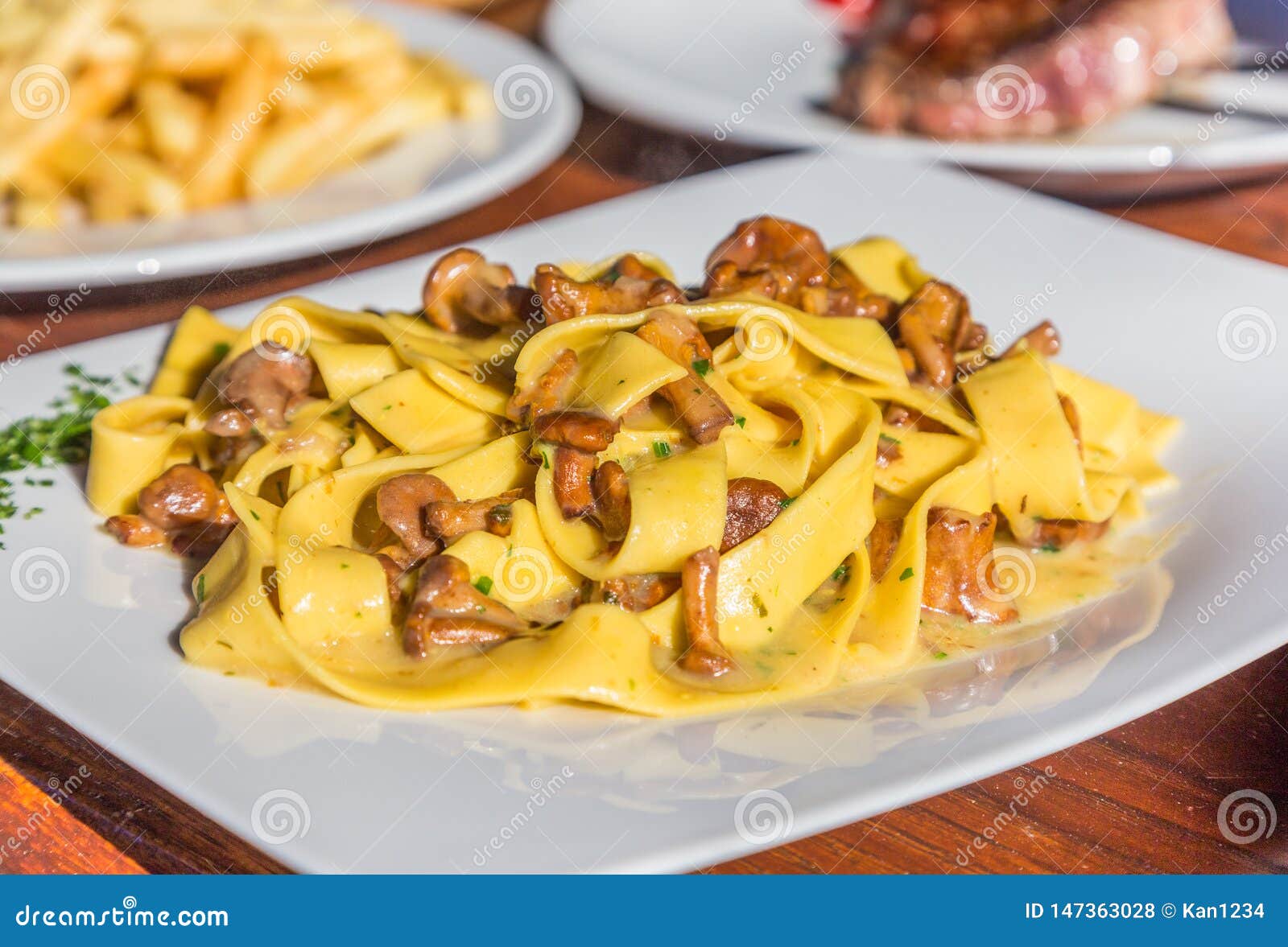 Fettuccine Alfredo Mit Pilzen Im Restaurant Stockfoto - Bild von ...