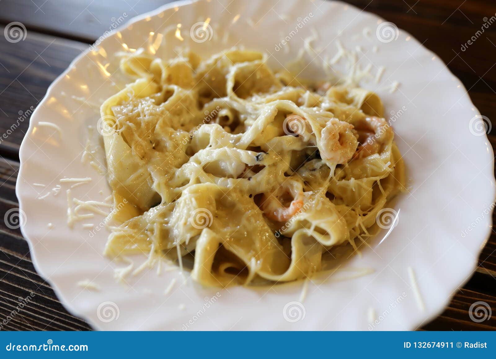 Fettuccine con el camarón en la placa en café