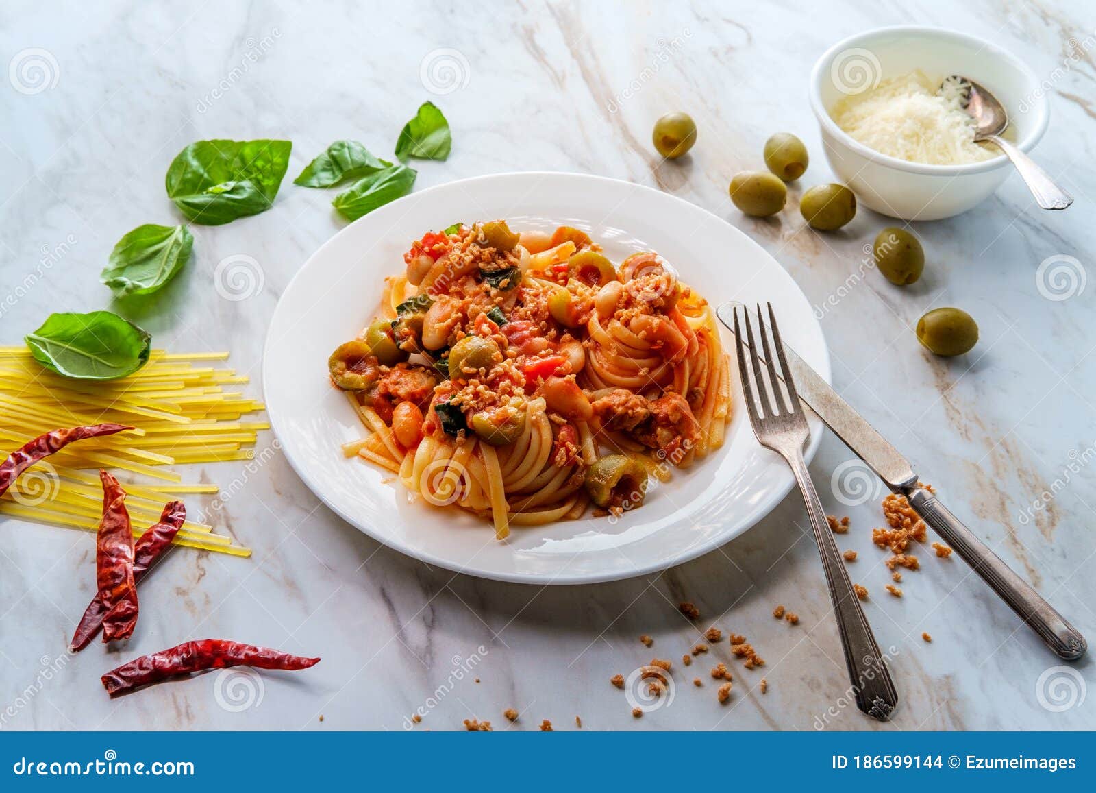 fettuccine sugo all`arrabbiata olives