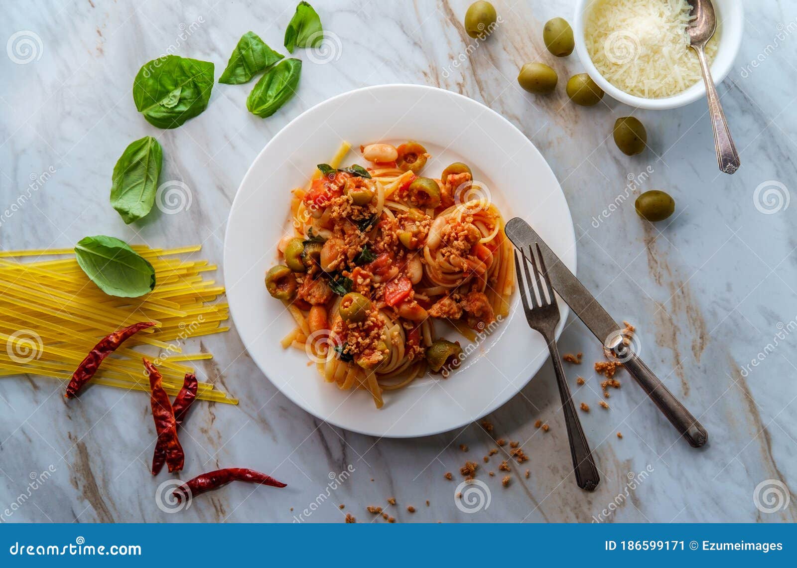 fettuccine sugo all`arrabbiata olives