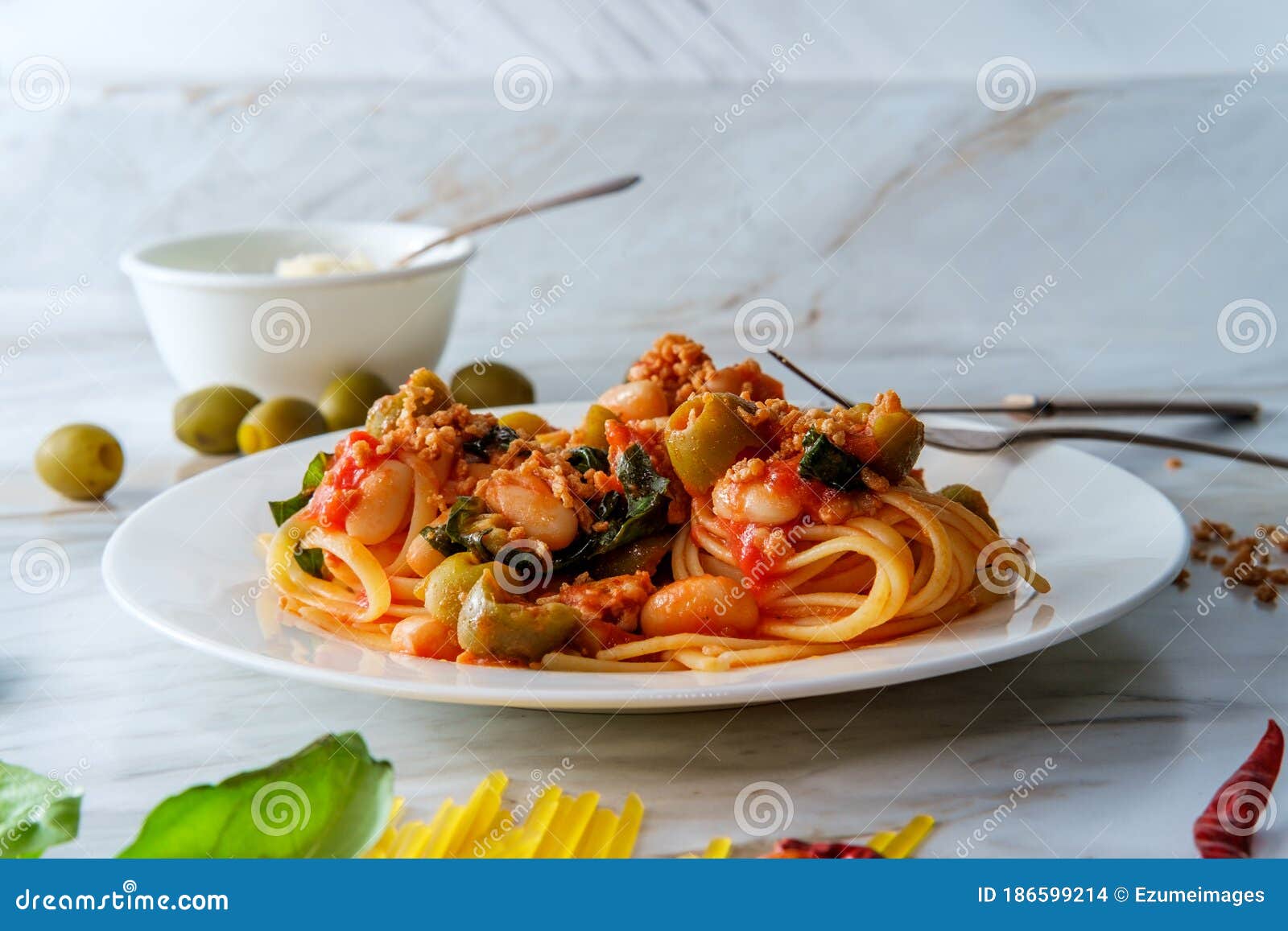 fettuccine sugo all`arrabbiata olives