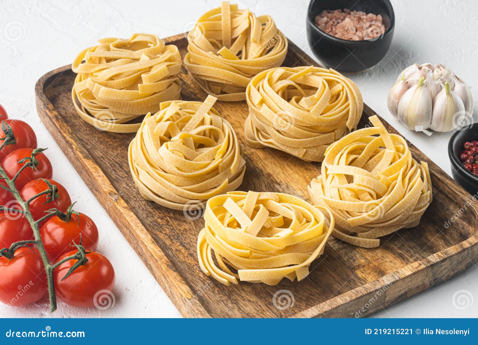 Fettuccine Tagliatelle Pasta Alimentare Italiana Su Fondo Di Pietra Bianca  Immagine Stock - Immagine di casalingo, grezzo: 219215221