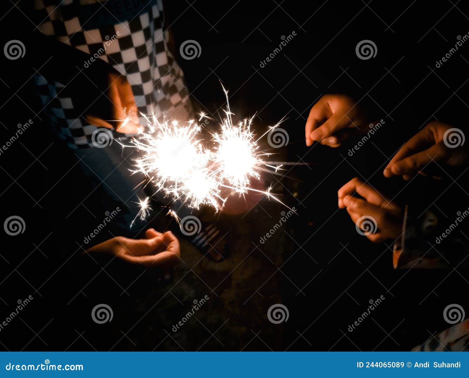 Feu D'artifice Dans Les Mains à L'extérieur Image stock - Image du