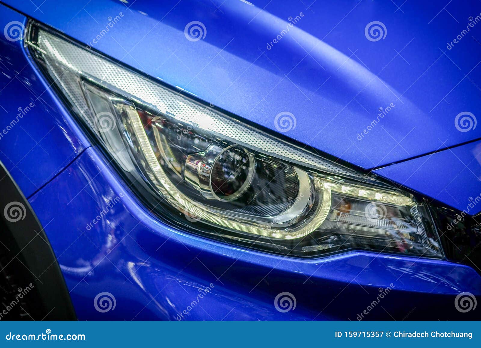 Feu De Projecteur De Xénon LED De Voiture Moderne Bleue Image stock - Image  du ablaze, tony: 159715357