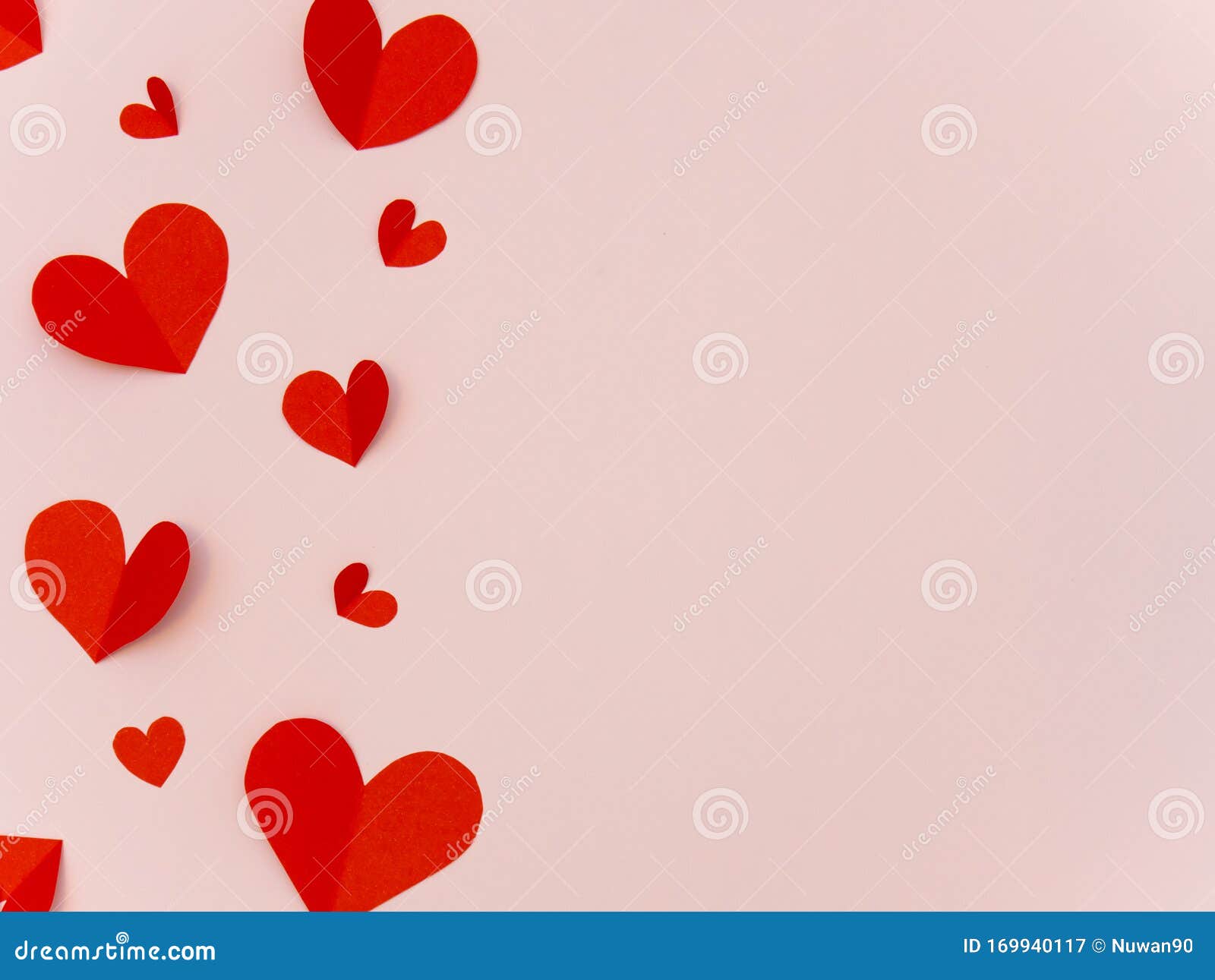 Feuille De Papier Rouge De Saint Valentin De Coeur Sur Le Fond Rose Avec  L'espace De Copie Du Texte Image stock - Image du trame, conception:  169940117