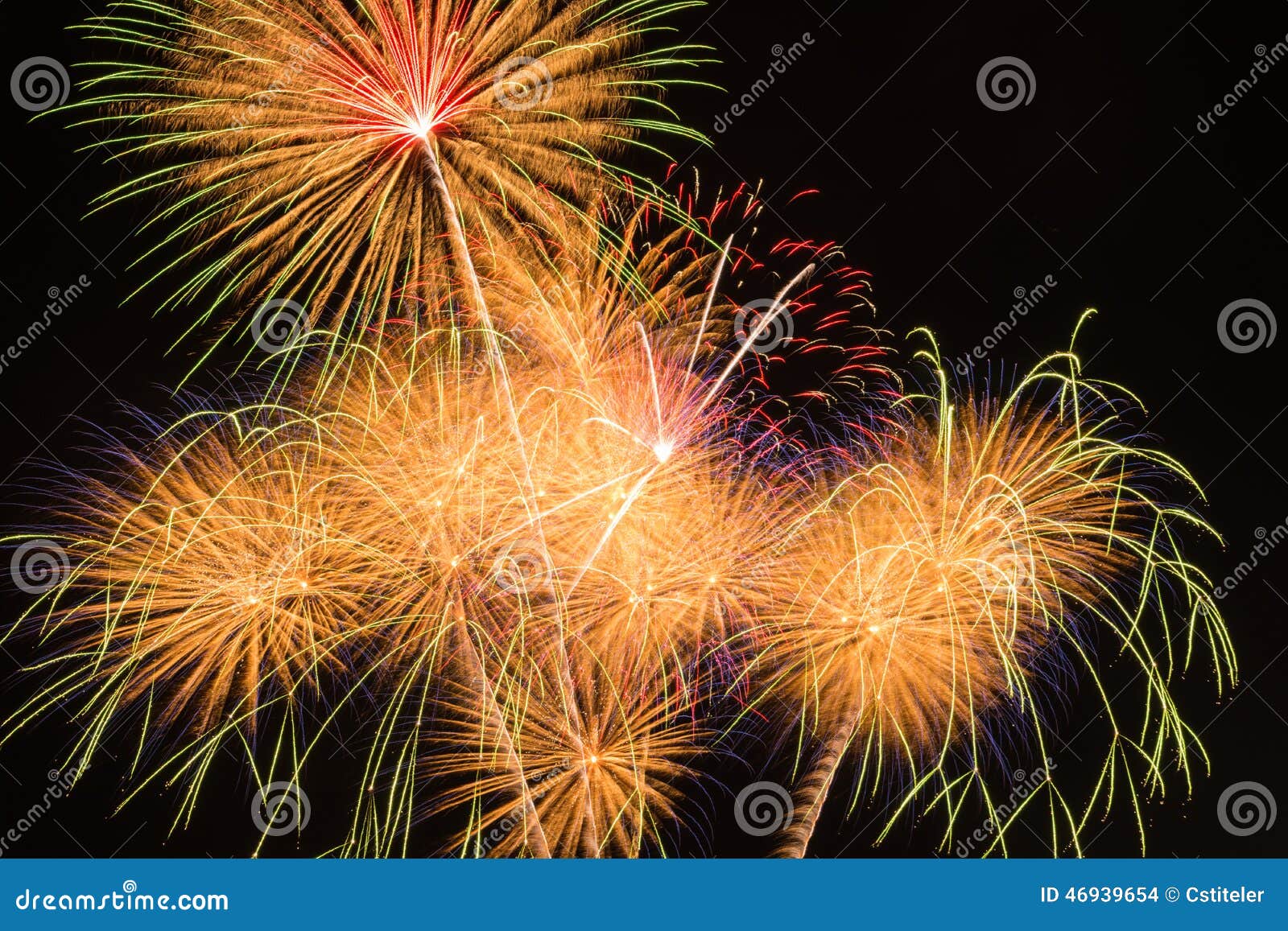 Feux d'artifice. Bright orange fireworks explosions lighting up the sky