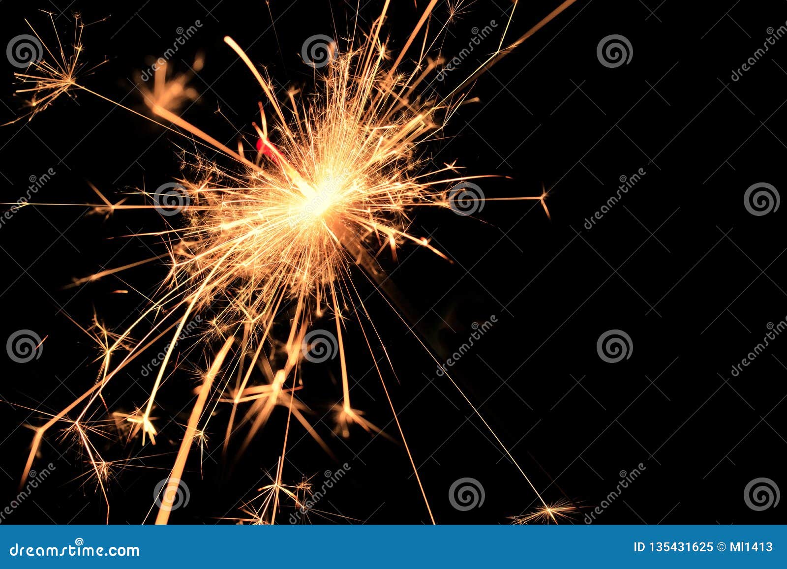 Feux D'artifice Du Feu Du Bengale Sur Le Fond Noir Image stock - Image du  festivals, contextes: 135431625