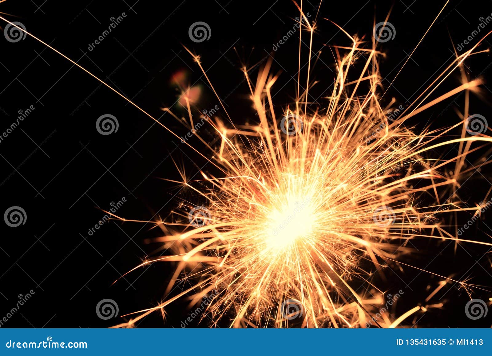 Feux D'artifice Du Feu Du Bengale Sur Le Fond Noir Image stock - Image du  explosions, fond: 135431635