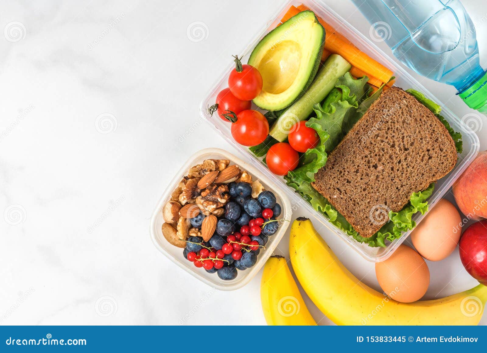 Fiambreras Con La Comida Lista Para Ir Para El Trabajo O La Escuela  Bocadillo, Verduras, Aguacate, Nueces, Bayas, Huevos Y Agua Imagen de  archivo - Imagen de zanahoria, fondo: 153833445