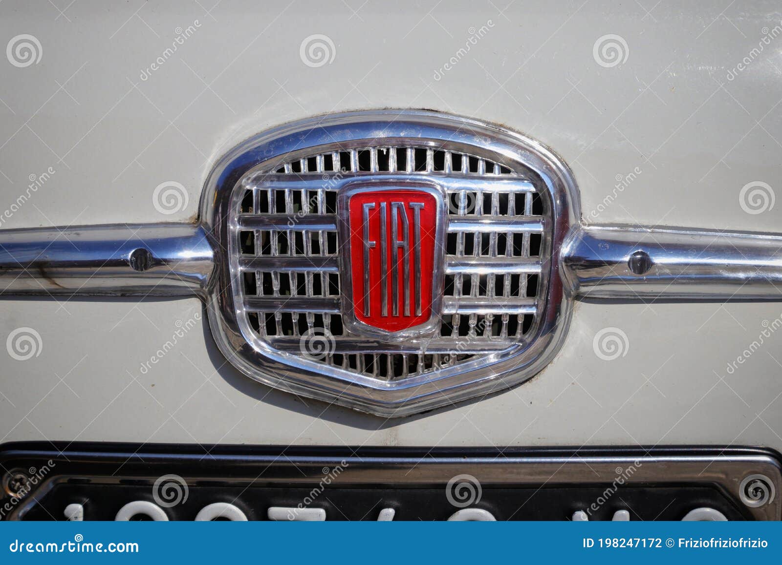 Fiat 500 Anni 1960, Dettagli Del Logo Fotografia Editoriale