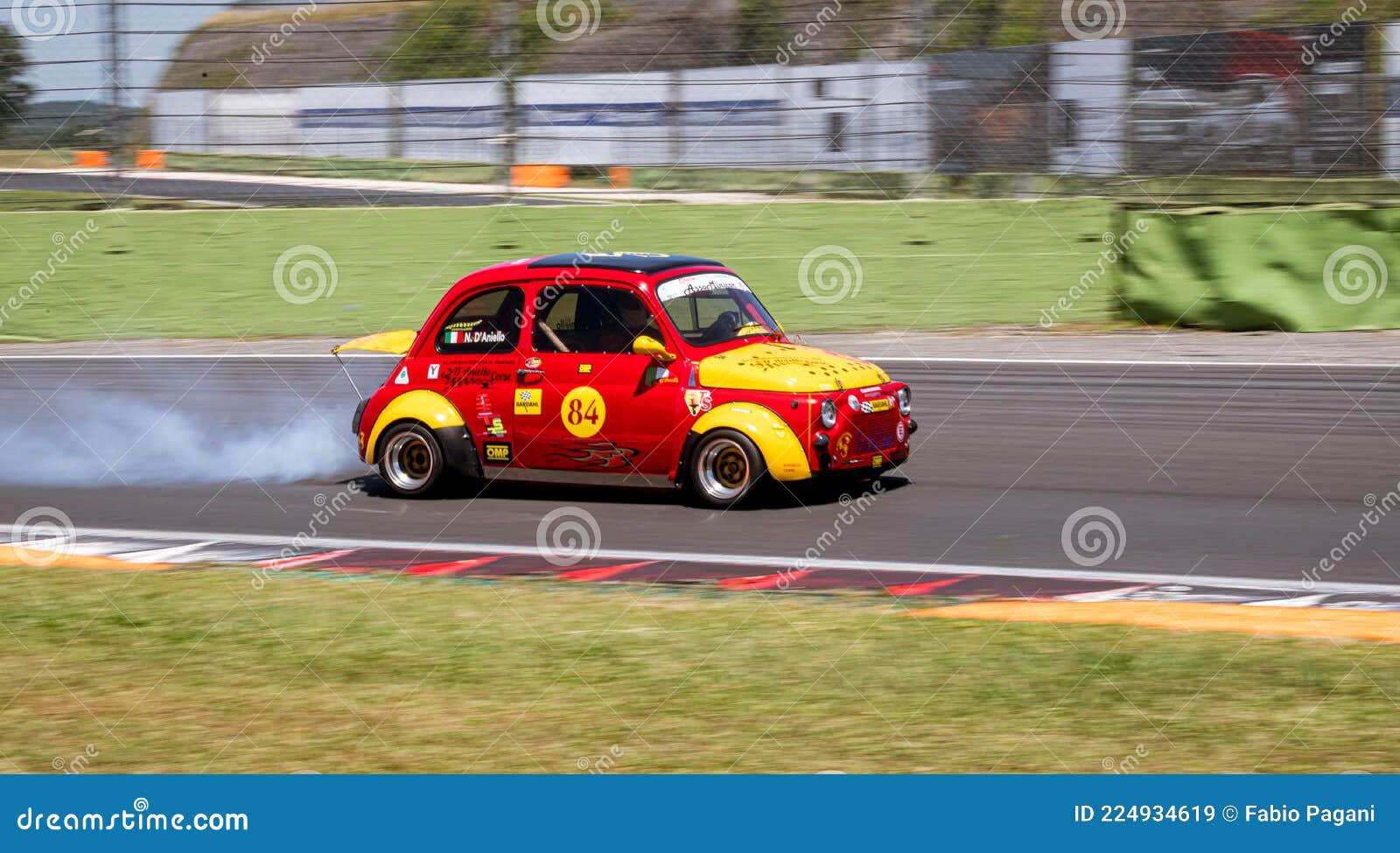 Fundo Grande Grupo De Corridas De Carros Em Uma Pista Fundo, Foto