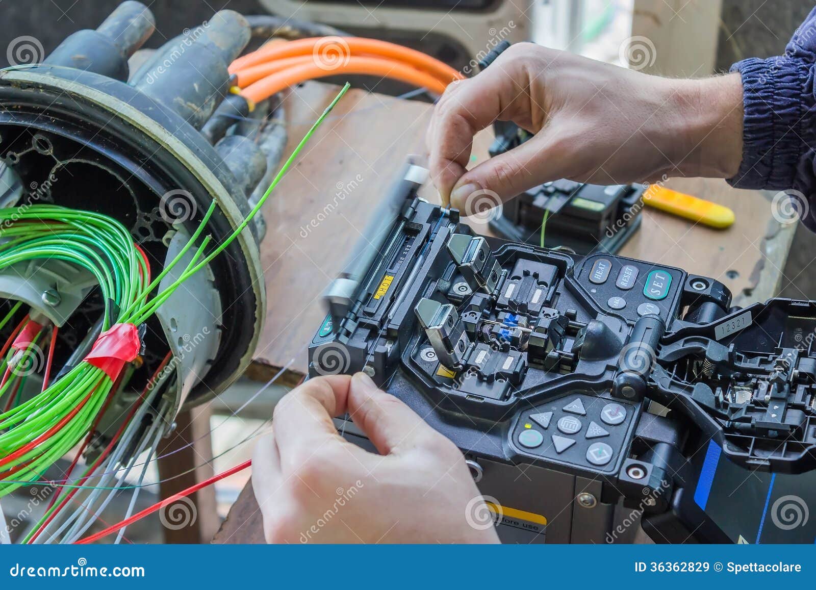 fibre optic technician splicing fibers 2