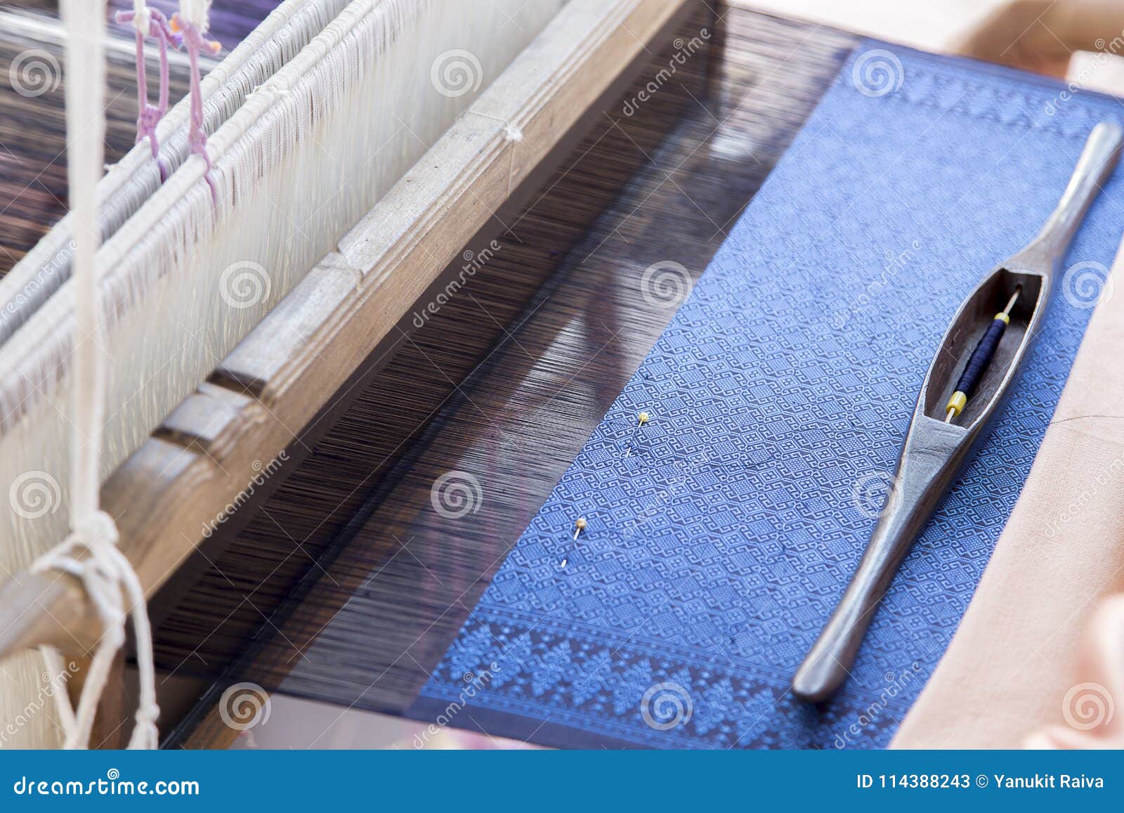 Ficelle En Soie Pour Faire à Textile Fait Maison Le Style Thaïlandais De  Modèle Avec Le Wea Image stock - Image du homemade, chaîne: 114388243