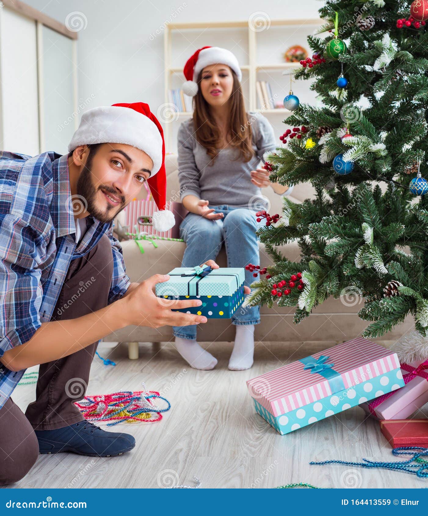 Fidanzata E Fidanzato Che Aprono Regali Di Natale Immagine Stock