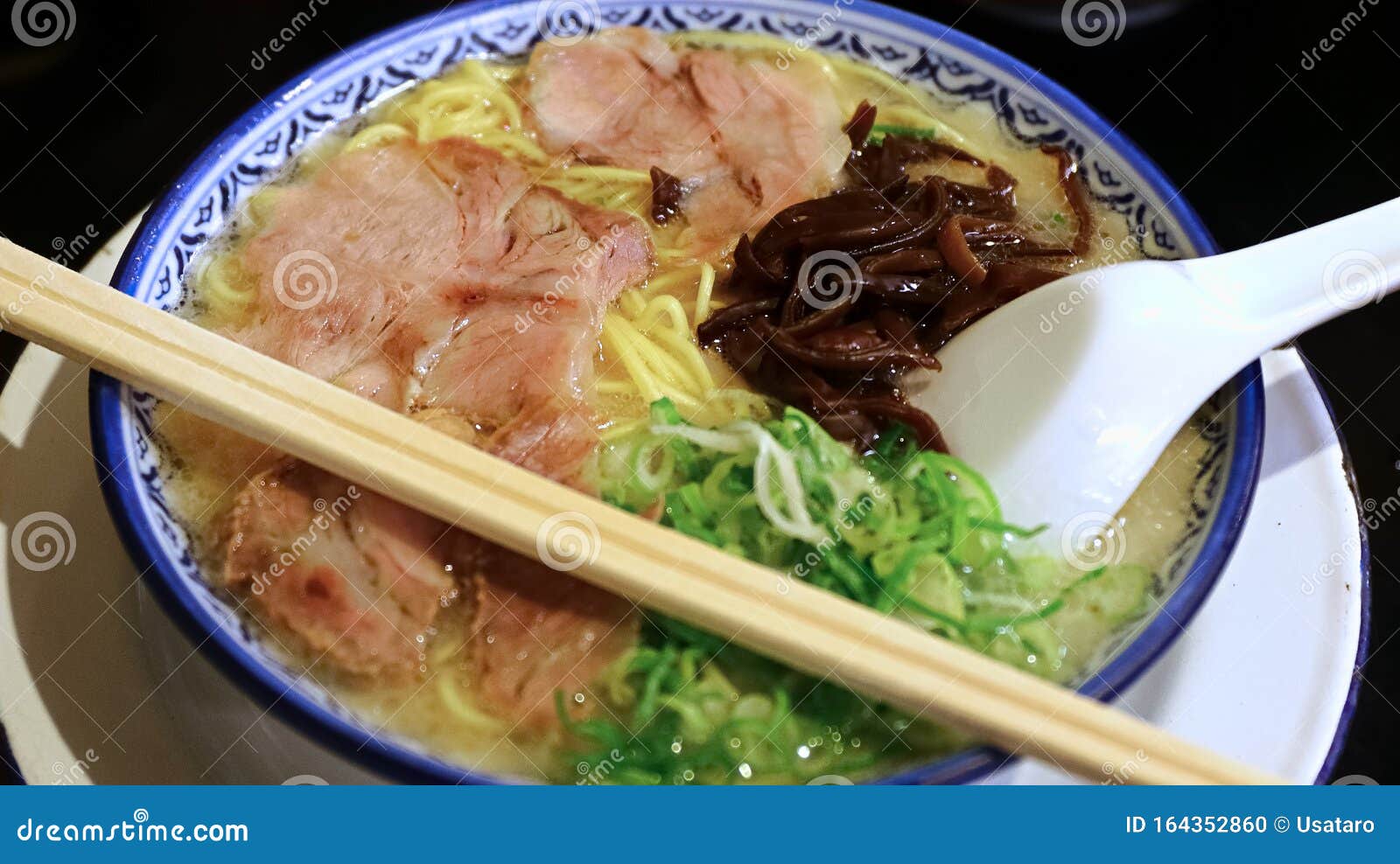 Fideos De Ramen De Cerdo Asados En Caldo De Hueso De Cerdo Y Coronados Con  Cebollas Foto de archivo - Imagen de japonés, hervido: 164352860