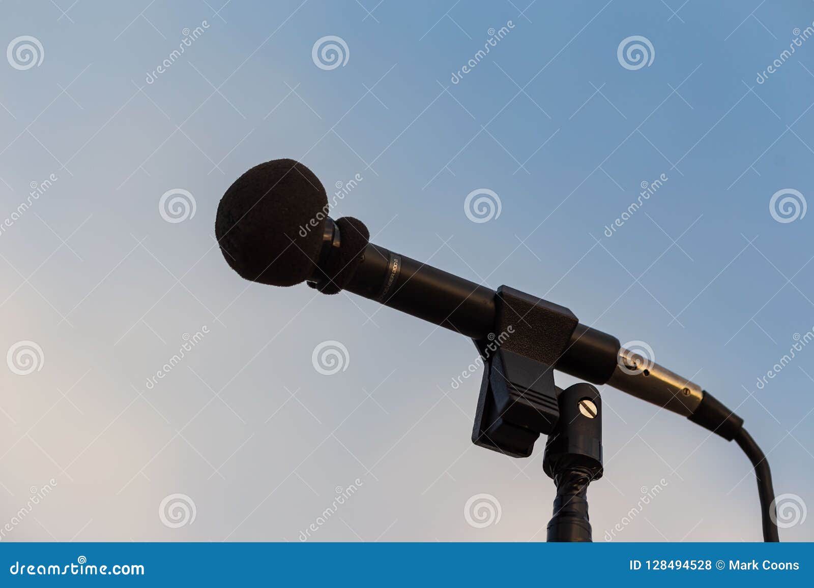 Field Microphone for Amplifying the Bands Performance at a March Stock