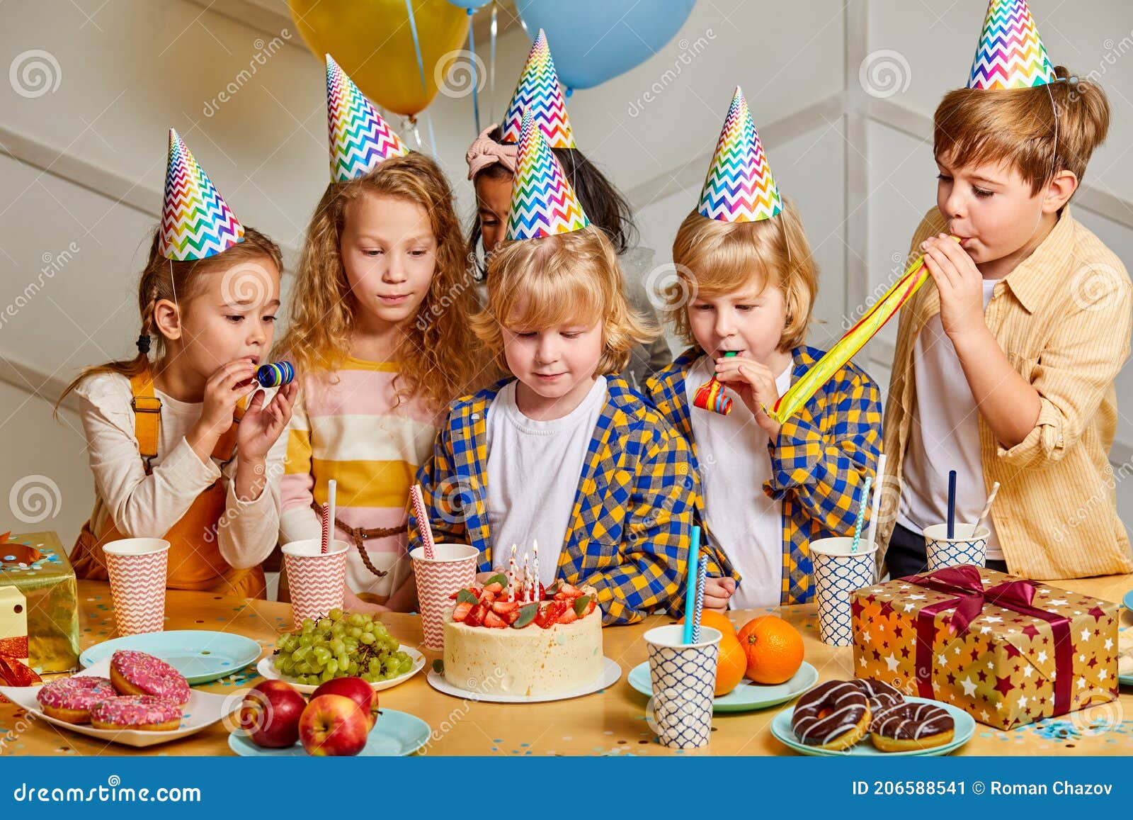 Comida de la fiesta de cumpleaños de los niños fotografías e imágenes de  alta resolución - Alamy