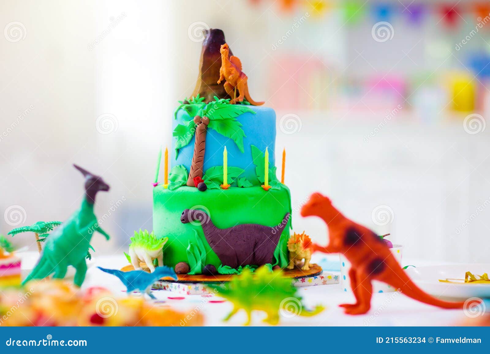 Fiesta De Cumpleaños De Niños. Pastel De Dinosaurio Foto de archivo -  Imagen de grupo, regalo: 215563234