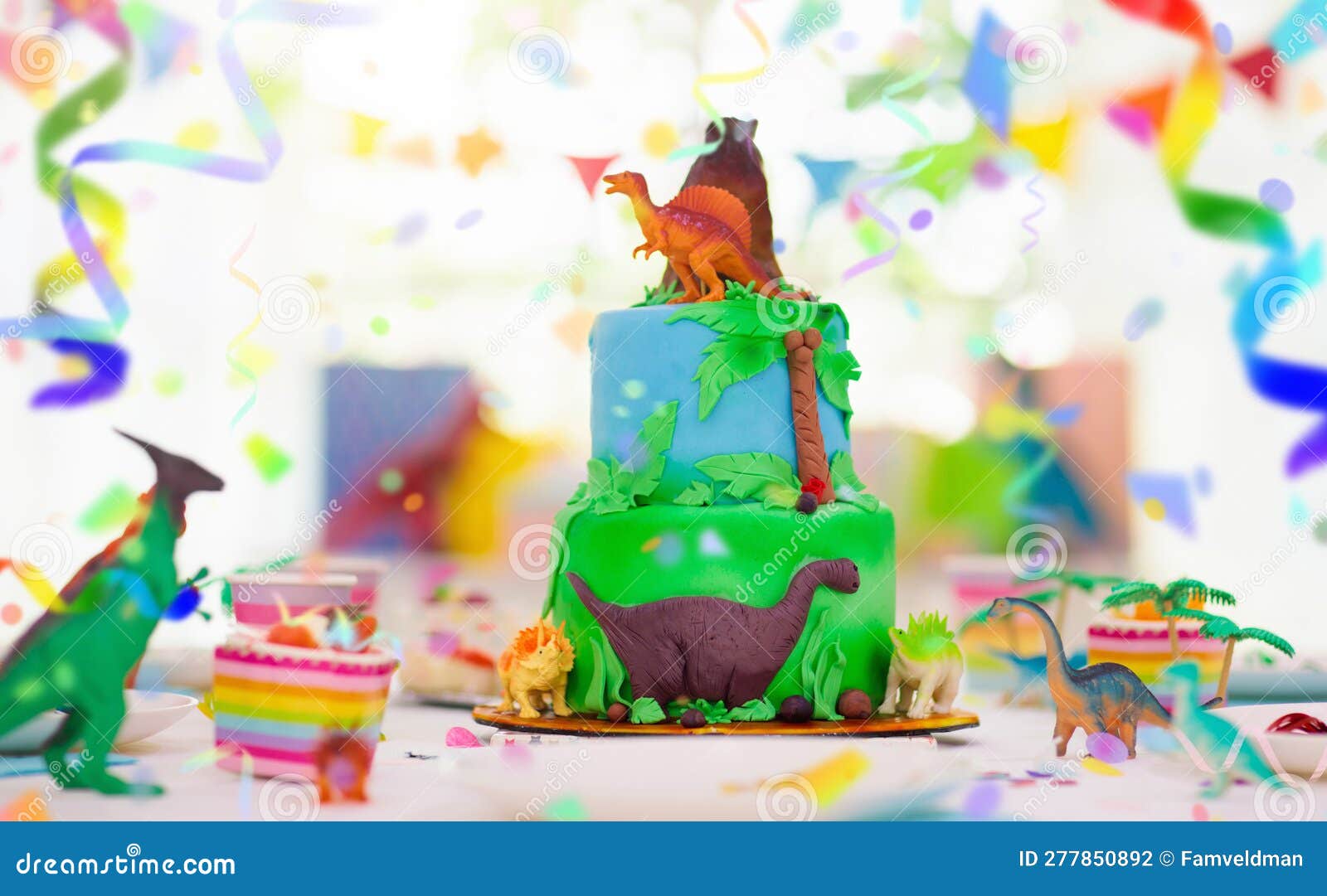 Fiesta De Cumpleaños Para Niños. Tarta De Tema De Dinosaurios Foto de  archivo - Imagen de vela, festivo: 277850892