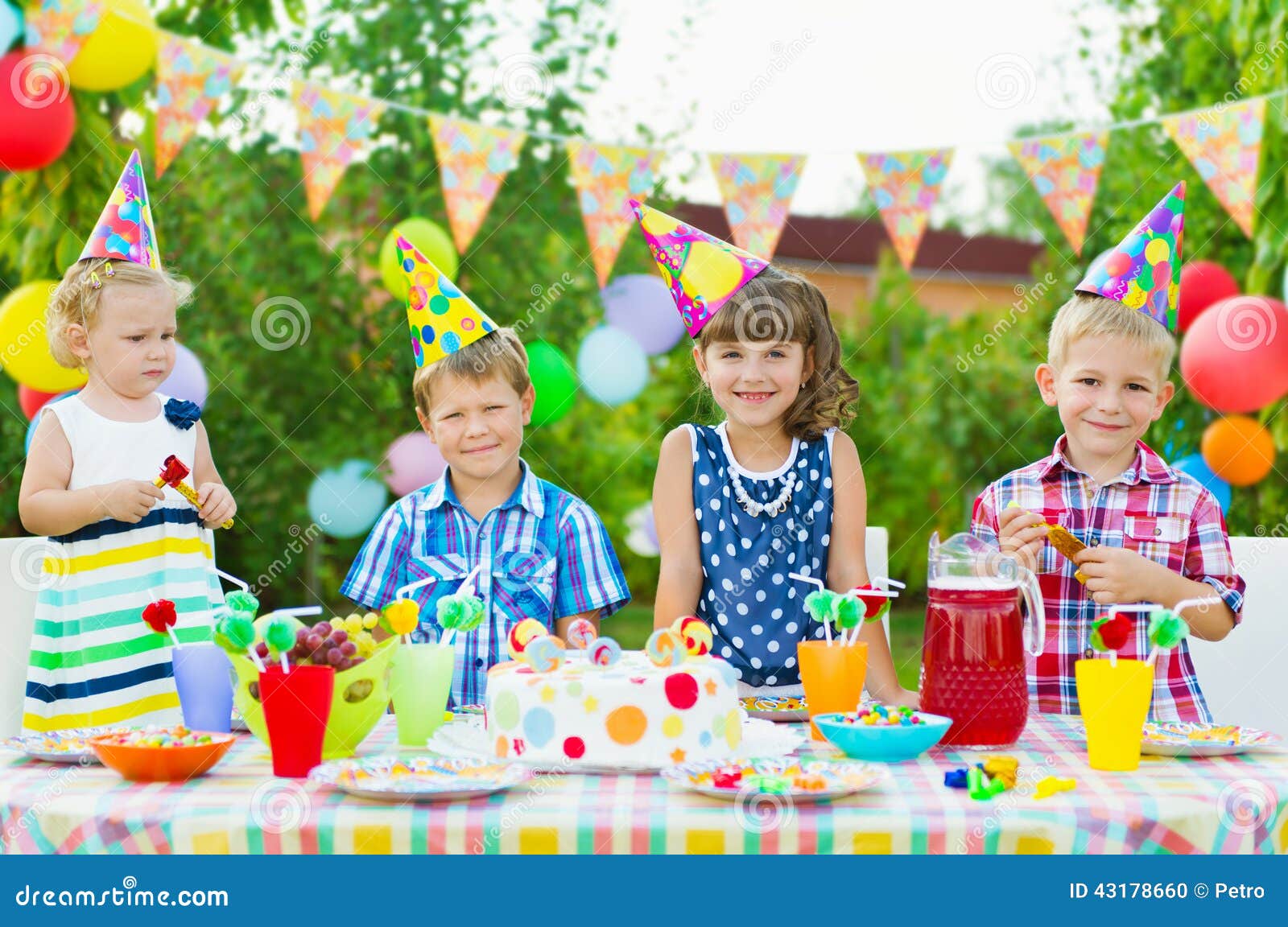 Fiesta De Cumpleaños Al Aire Libre Para Los Niños Foto de archivo