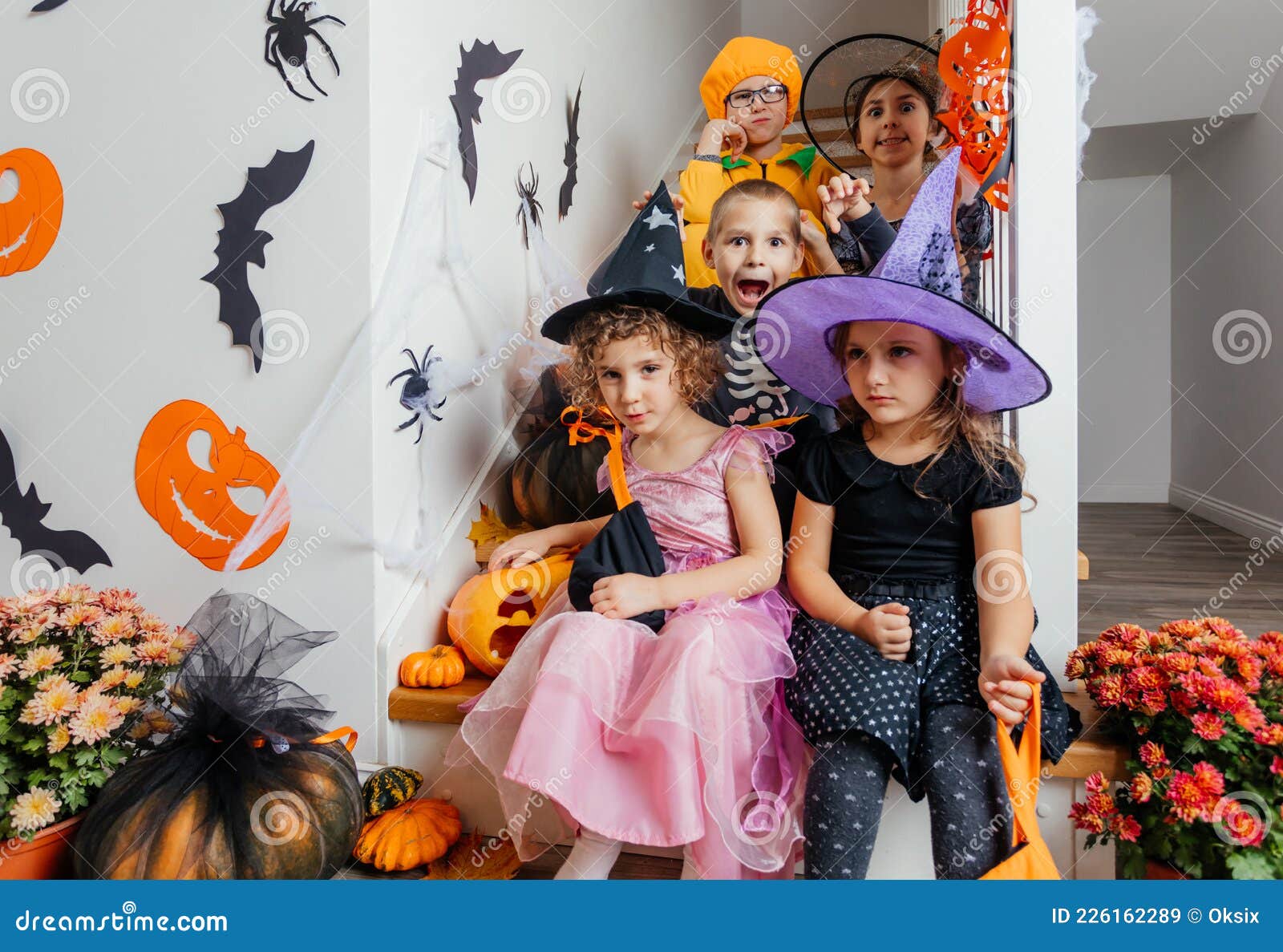Fiesta De Halloween Para Los Niños. Niños Disfrazados En Escalera Imagen de  archivo - Imagen de halloween, sombrero: 226162289