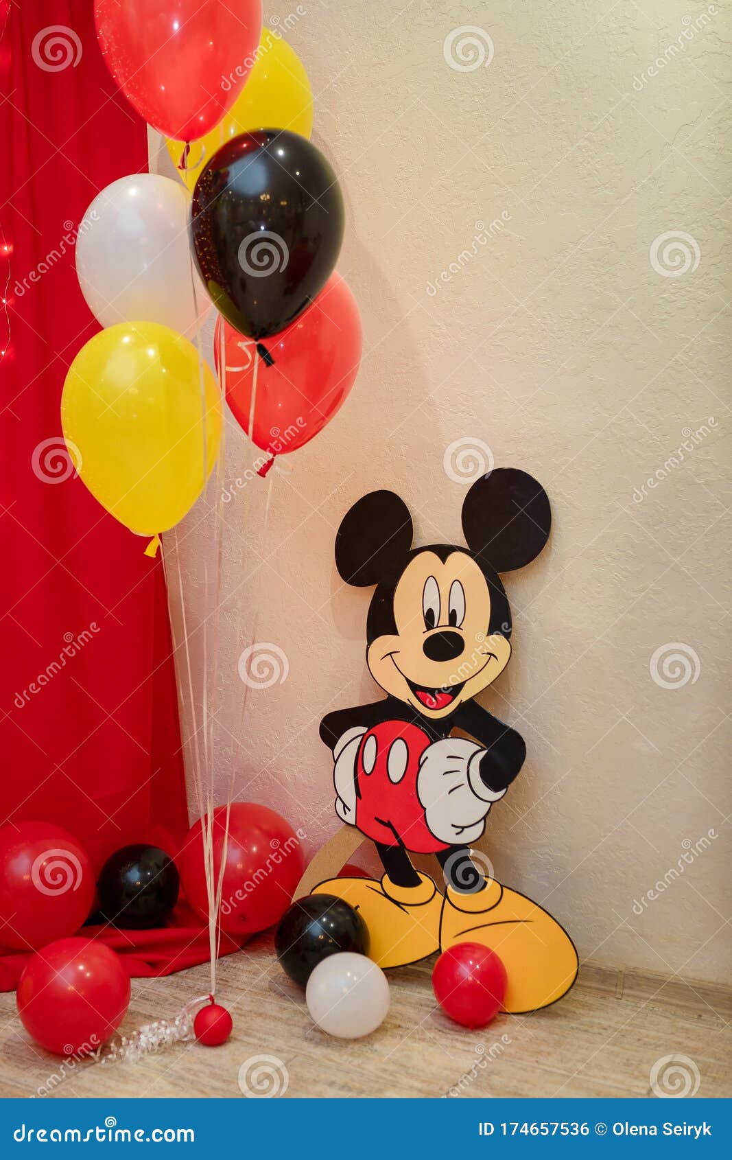 Fiesta De Mickey Mouse. Personaje De Walt Disney Dibujos Animados Con  Globos De Colores Foto editorial - Ilustración de globo, forma: 174657536