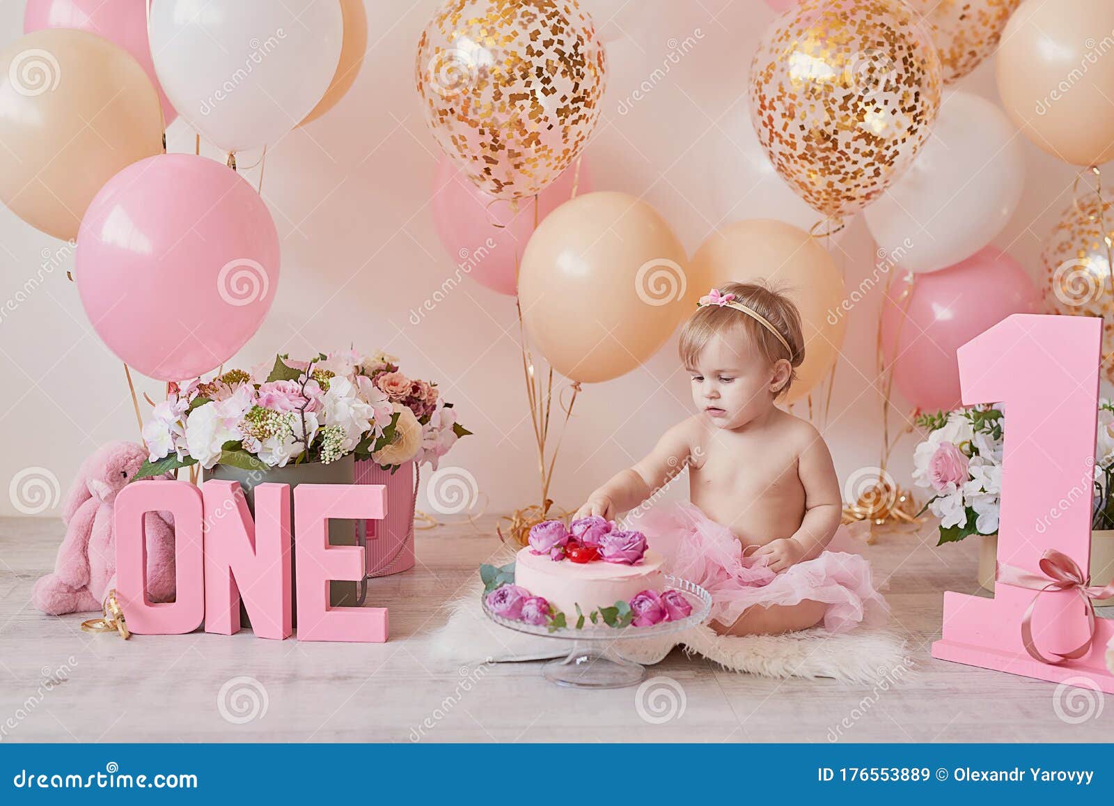 Fiesta De Pastelería. Niña De Cumpleaños Alegre Con Primera Torta