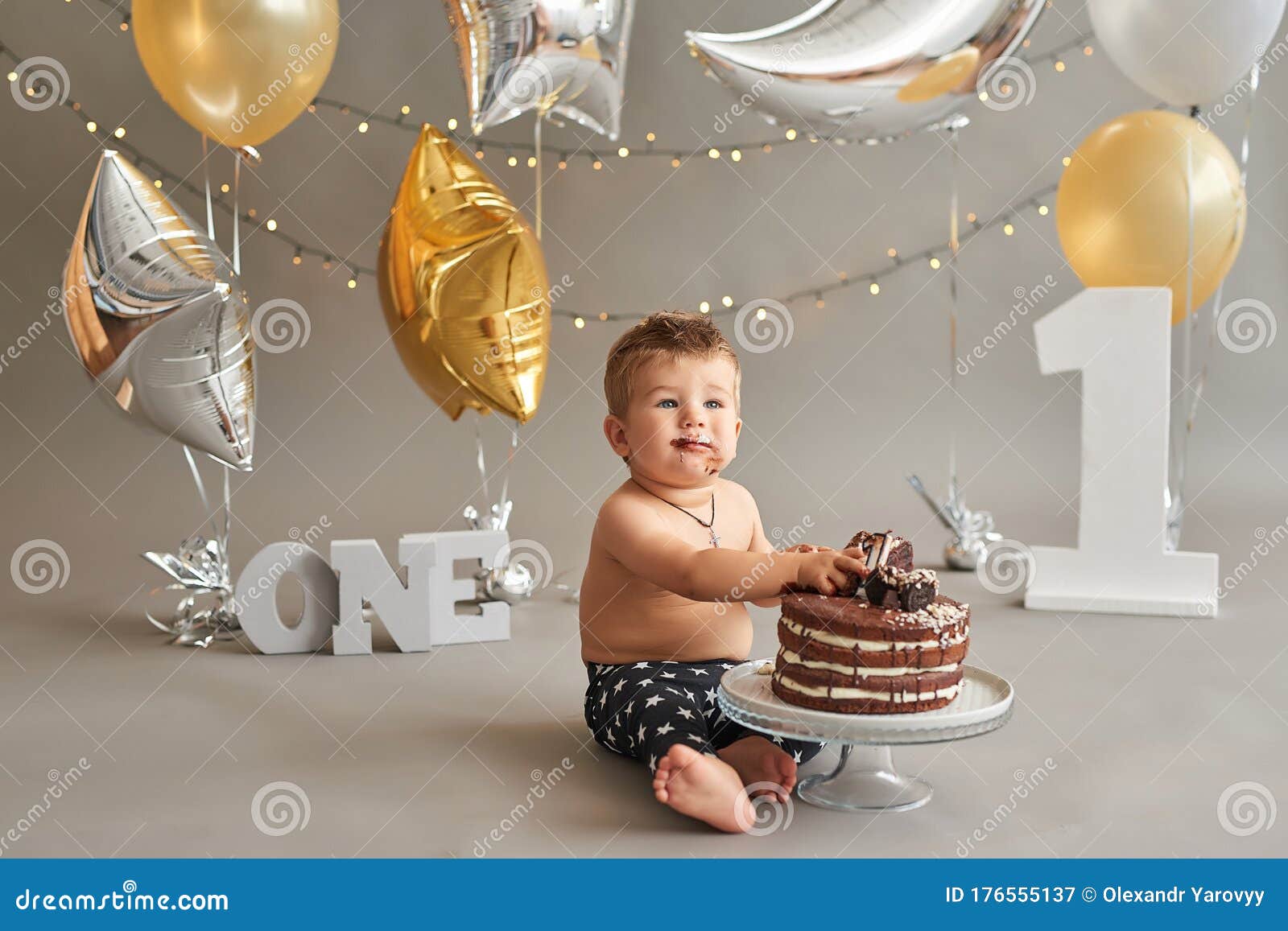 Fiesta De Pastelería. Niña De Cumpleaños Alegre Con Primera Torta