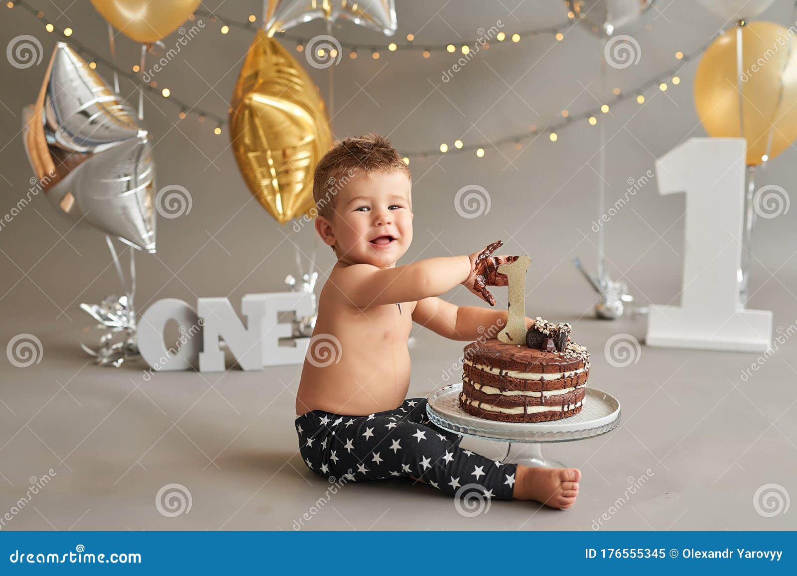 Fiesta De Pastelería. Niña De Cumpleaños Alegre Con Primera Torta