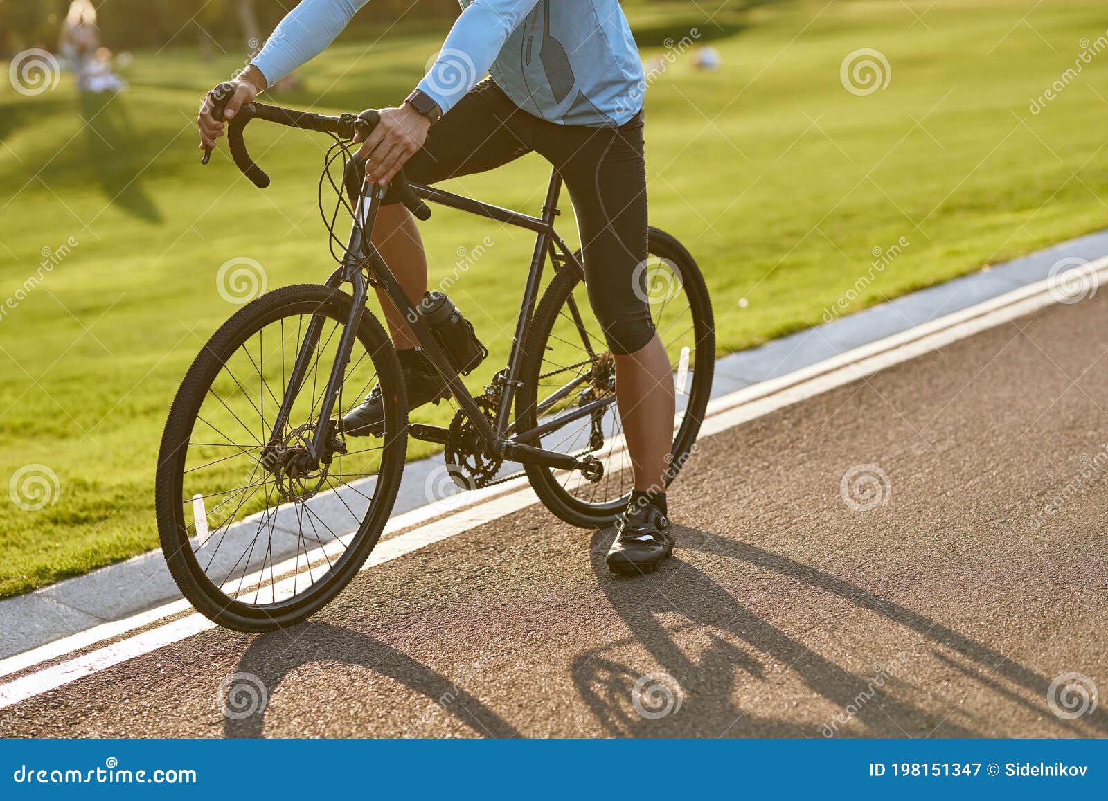 Fietsen Bij Zonsondergang. Kapotte Foto Van Een Man In Sportkleding Die Op Een Zomerdag Met Zijn Fiets Op De Weg Staat Stock Afbeelding - Image Of Onderbreking, Openlucht: 198151347