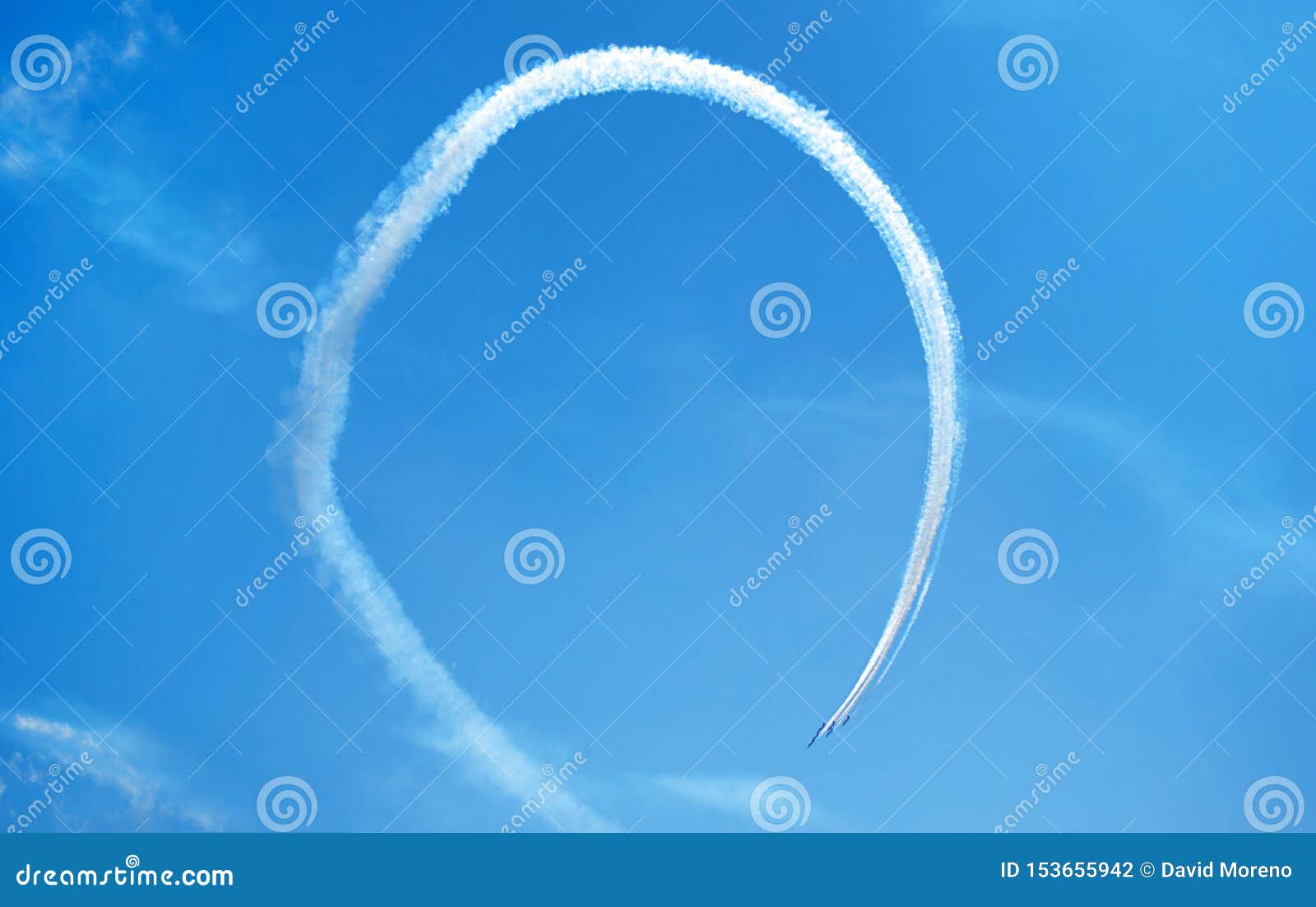 fighter planes performing a perfect loop in formation