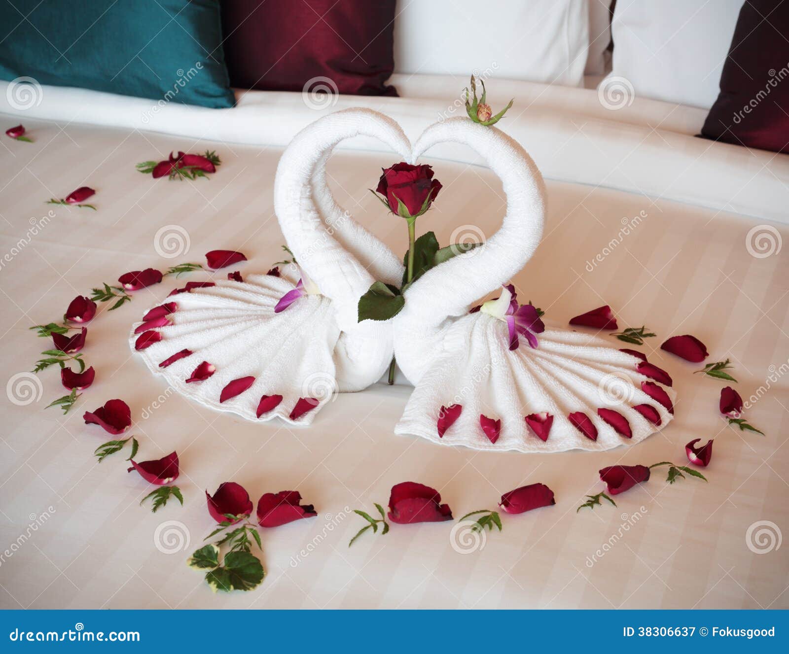 Figura Cisnes De Las Toallas Imagen de archivo - Imagen de colores