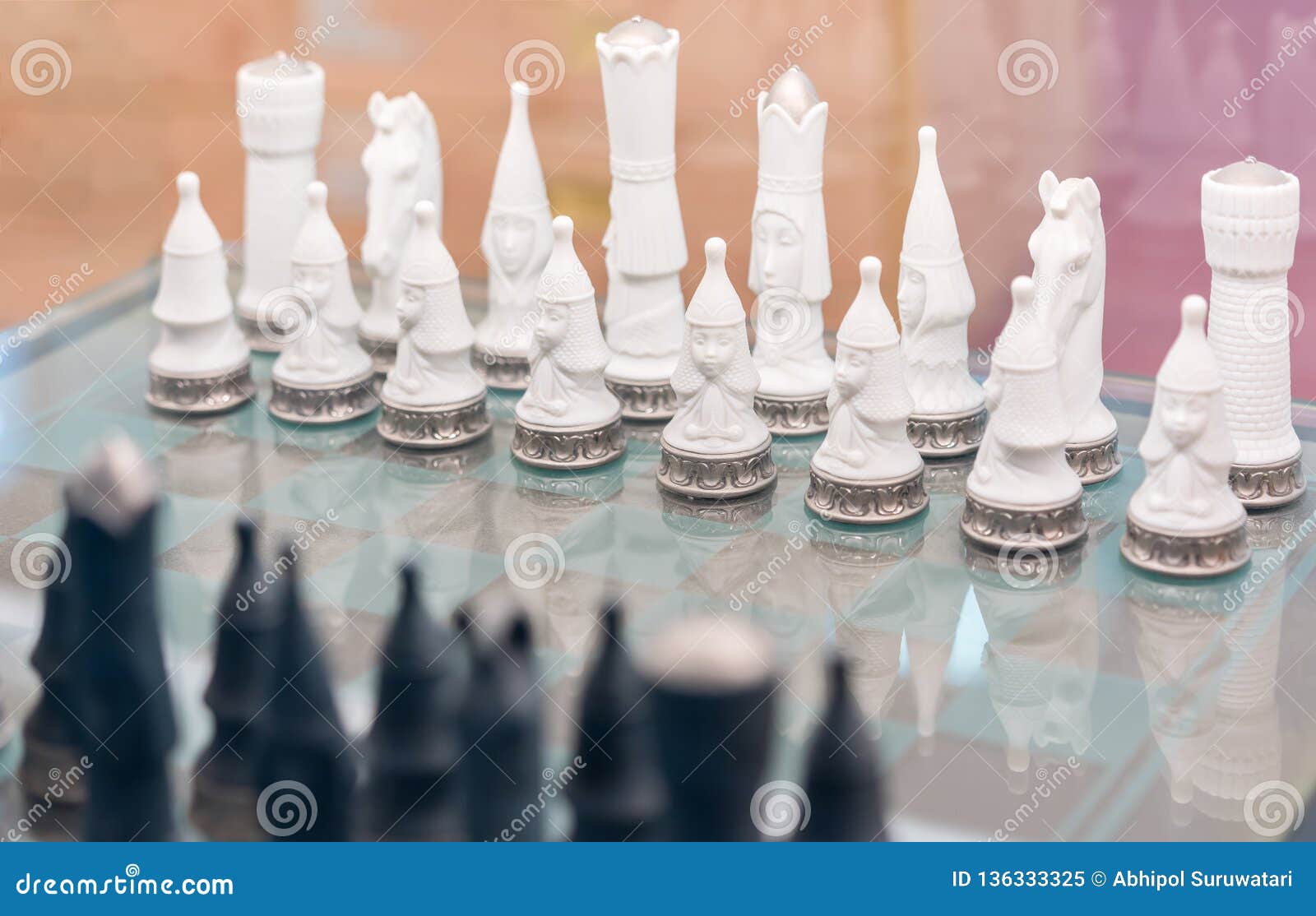 Conceito de estratégia e xadrez com figuras de xadrez na vista superior do  tabuleiro de damas.