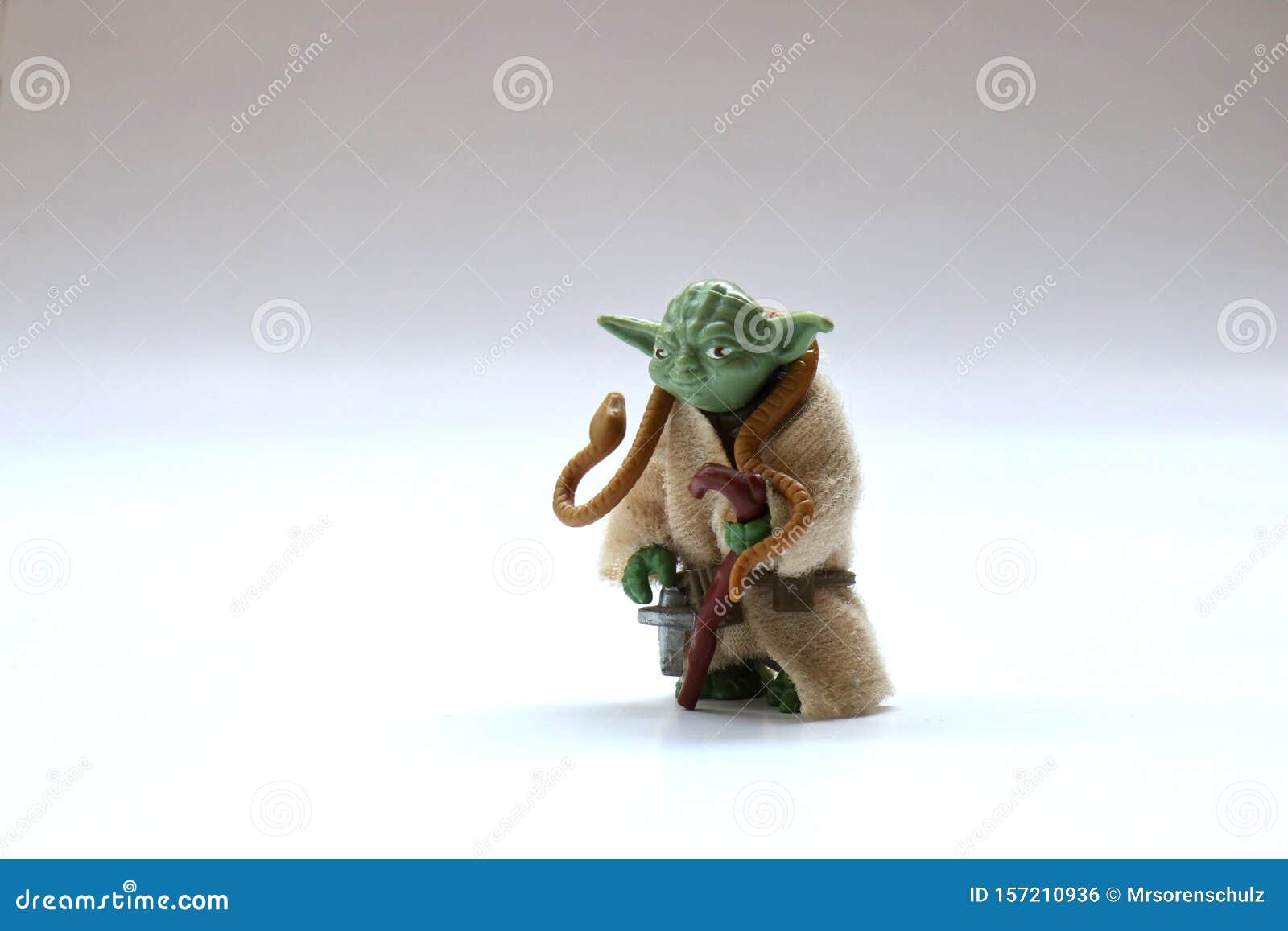 Figura De Acción De Estrella De época De La Guerra De Yoda De Juguetes Kenianos Con Serpiente En Blanco. Esto Fue Lanzado Con La Foto editorial - Imagen de estrella, guerra: 157210936
