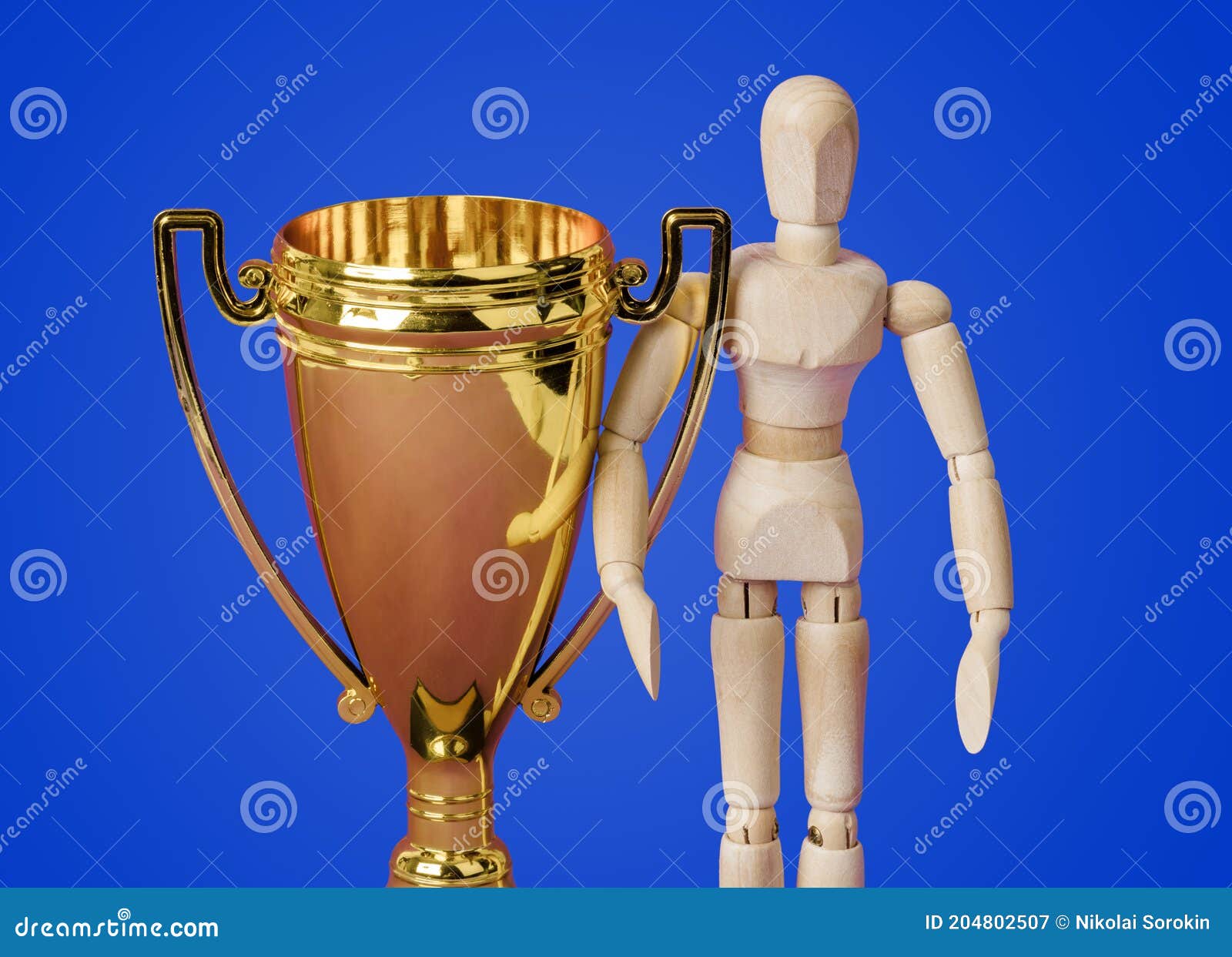 De Juguete De Madera Y Copa Trofeo Dorado En Azul Imagen de archivo Imagen modelo, brillante: 204802507