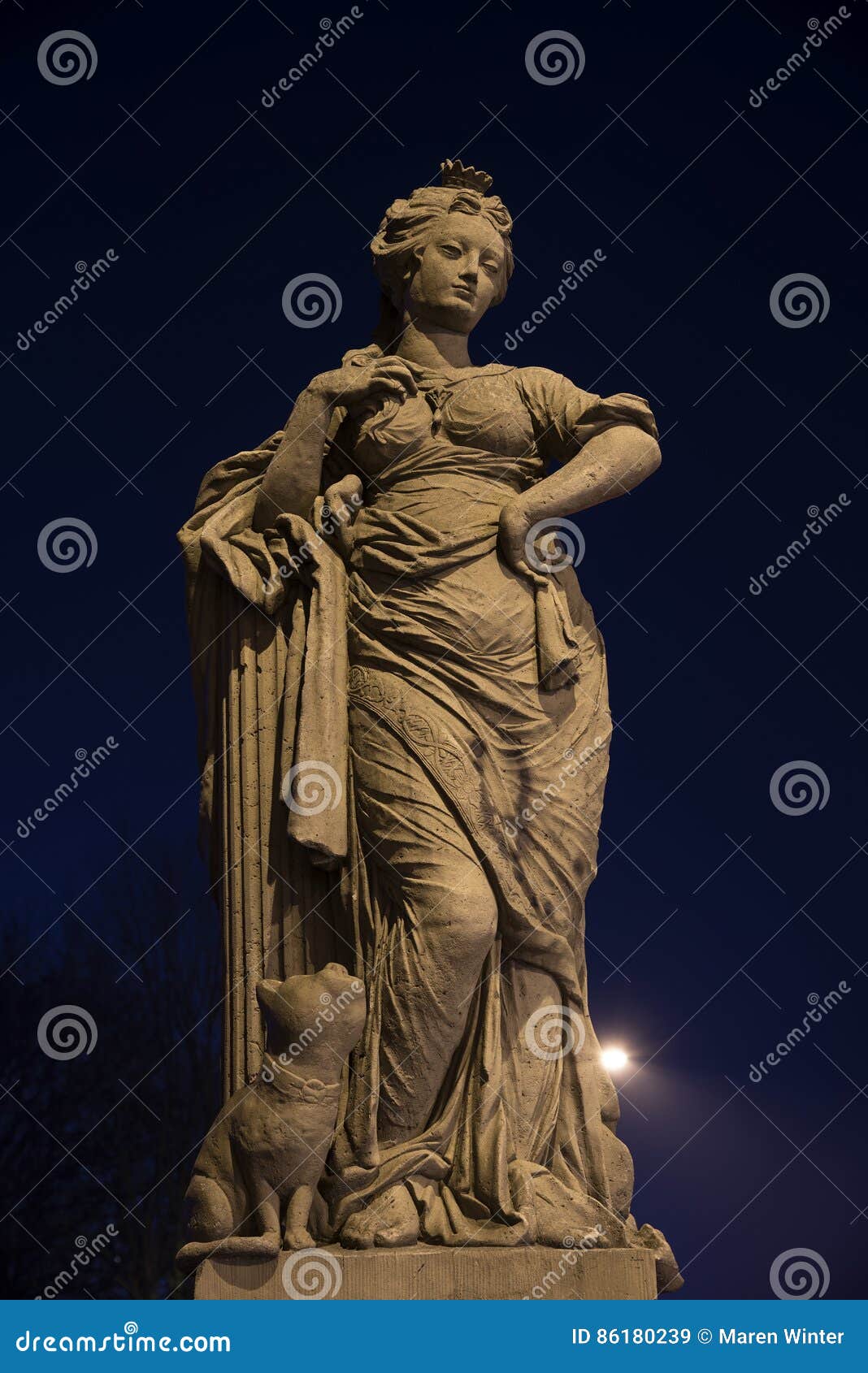 Figura De La Libertad En La Noche, Escultura Partir Del Siglo XVIII En Imagen de archivo - Imagen de alemania, famoso: 86180239