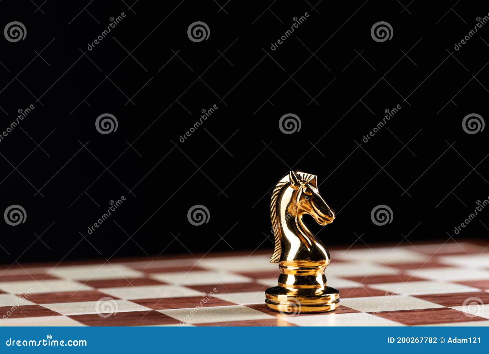 encontro de xadrez de peão dourado com inimigo de xadrez de peão