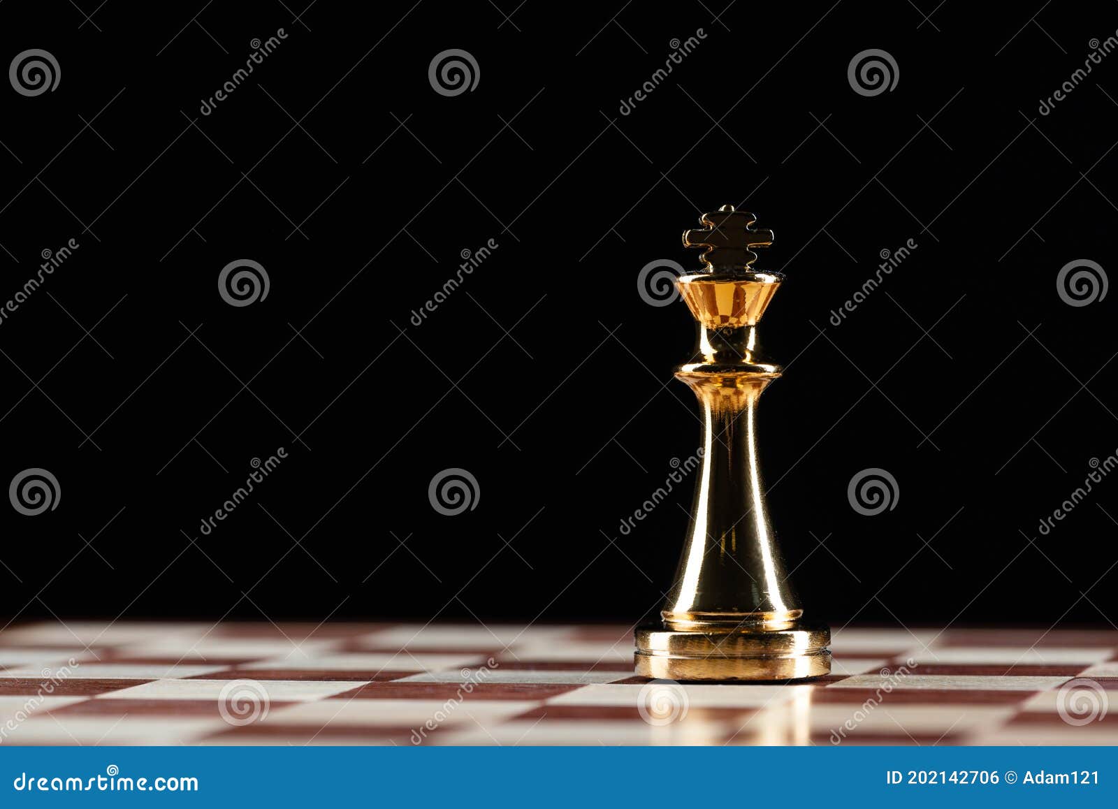 Rei de xadrez dourado em pé no conceito de tabuleiro de xadrez de