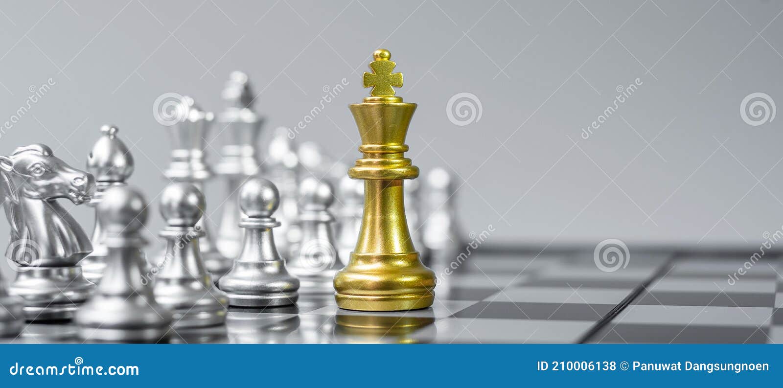 tabuleiro de xadrez com o negócio estratégia, tática e
