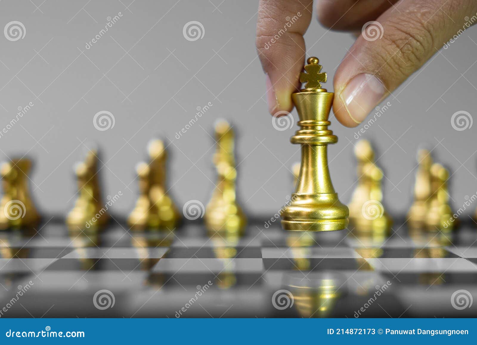 Figura do rei do xadrez de ouro destaque-se da multidão no fundo do  tabuleiro de xadrez.