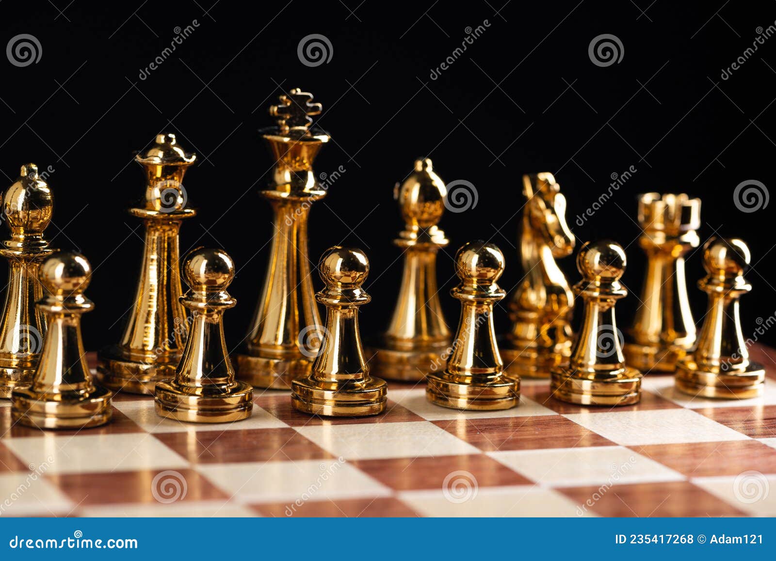 Equipe de xadrez em pé no tabuleiro.