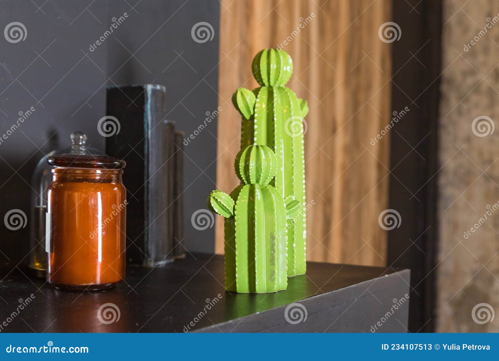 Figure En Céramique Verte D'un Cactus. Sculpture De Jouet Décoratif Sur  étagère Noire. Décoration Design Pour Maison Interiormoder Image stock -  Image du décoration, floral: 234107513