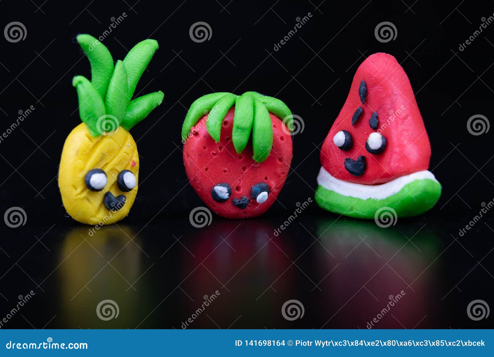 Figurines De Pâte à Modeler Sur Une Table En Bois Foncée Imitation De Fruit  D'ananas, De Pastèque Et De Fraise Photo stock - Image du nourriture,  fruits: 141698164