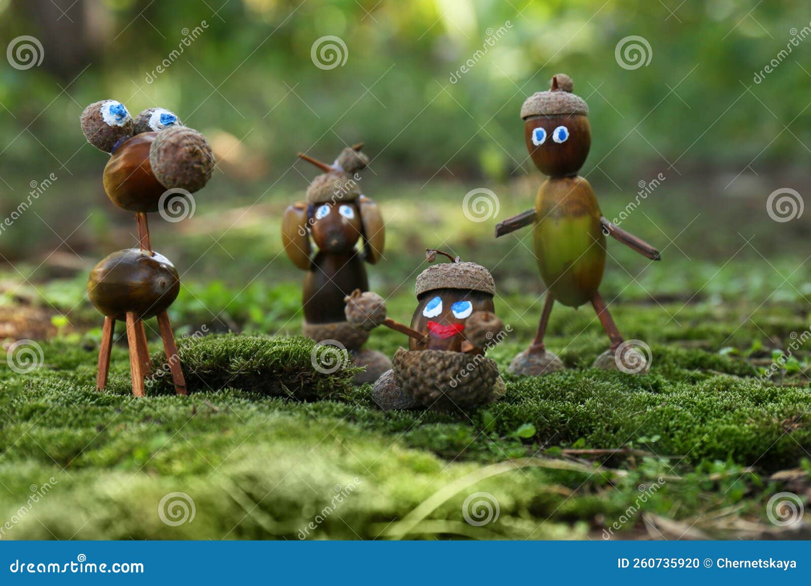 Figurines Mignonnes En Glaces Sur Mousse Verte à L'extérieur Photo stock -  Image du homme, décoration: 260735920