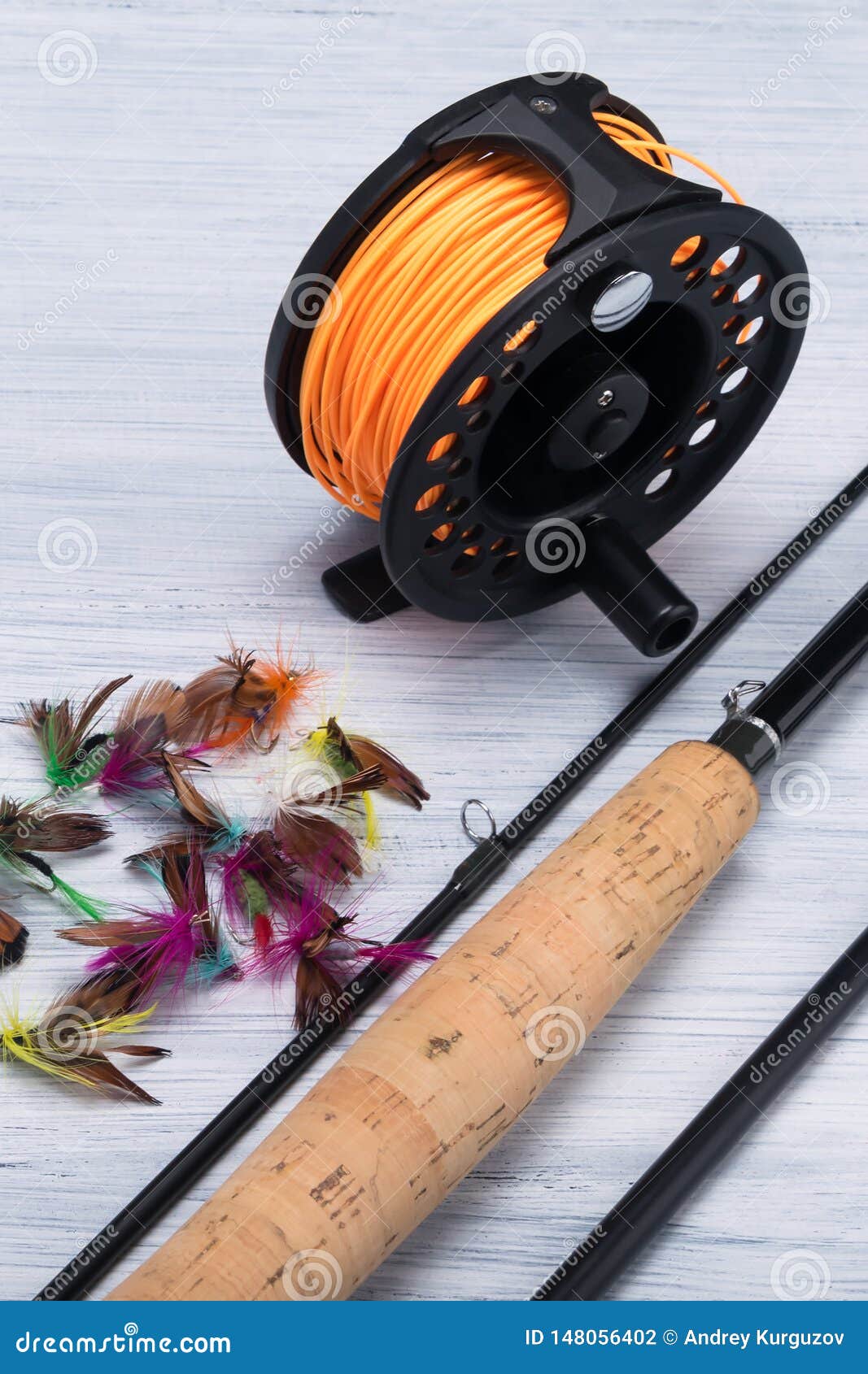 Fije De Las Cosas Para Las Cañas De Pescar En Un Fondo Ligero Foto de  archivo - Imagen de freshwater, color: 148056402