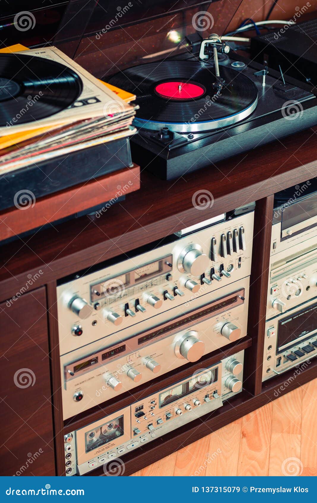 Fije Del Equipo De Audio, Tocadiscos, De Amplificadores, De Radio Y De Discos De Vinilo Imagen de archivo - Imagen de sonido, dispositivo: 137315079