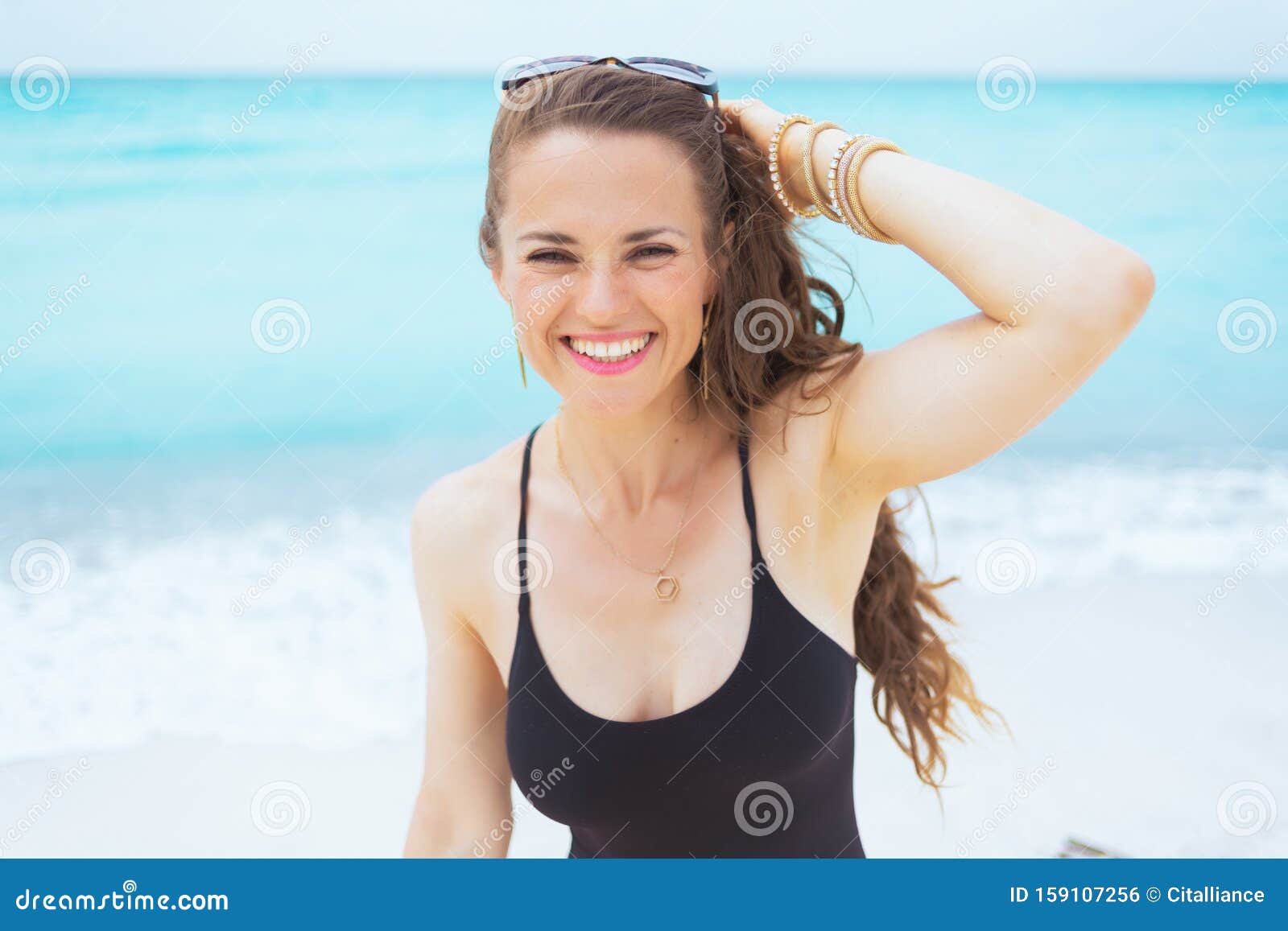 Fijne Moderne 40-Jarige Vrouw Op Het Witte Strand Stock Foto - Image Of Dame, Midden: 159107256