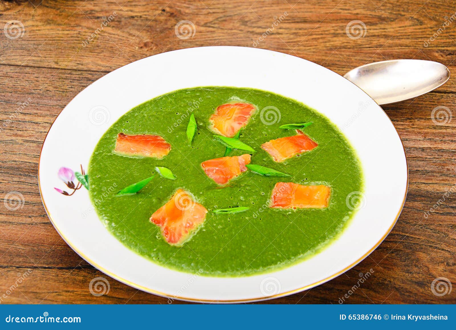 Fijngestampte Spinaziesoep Met Zalm Stock Foto Image Of Gezond Leven